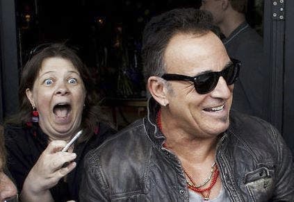 Billede af Anne sammen med Bruce Springsteen.