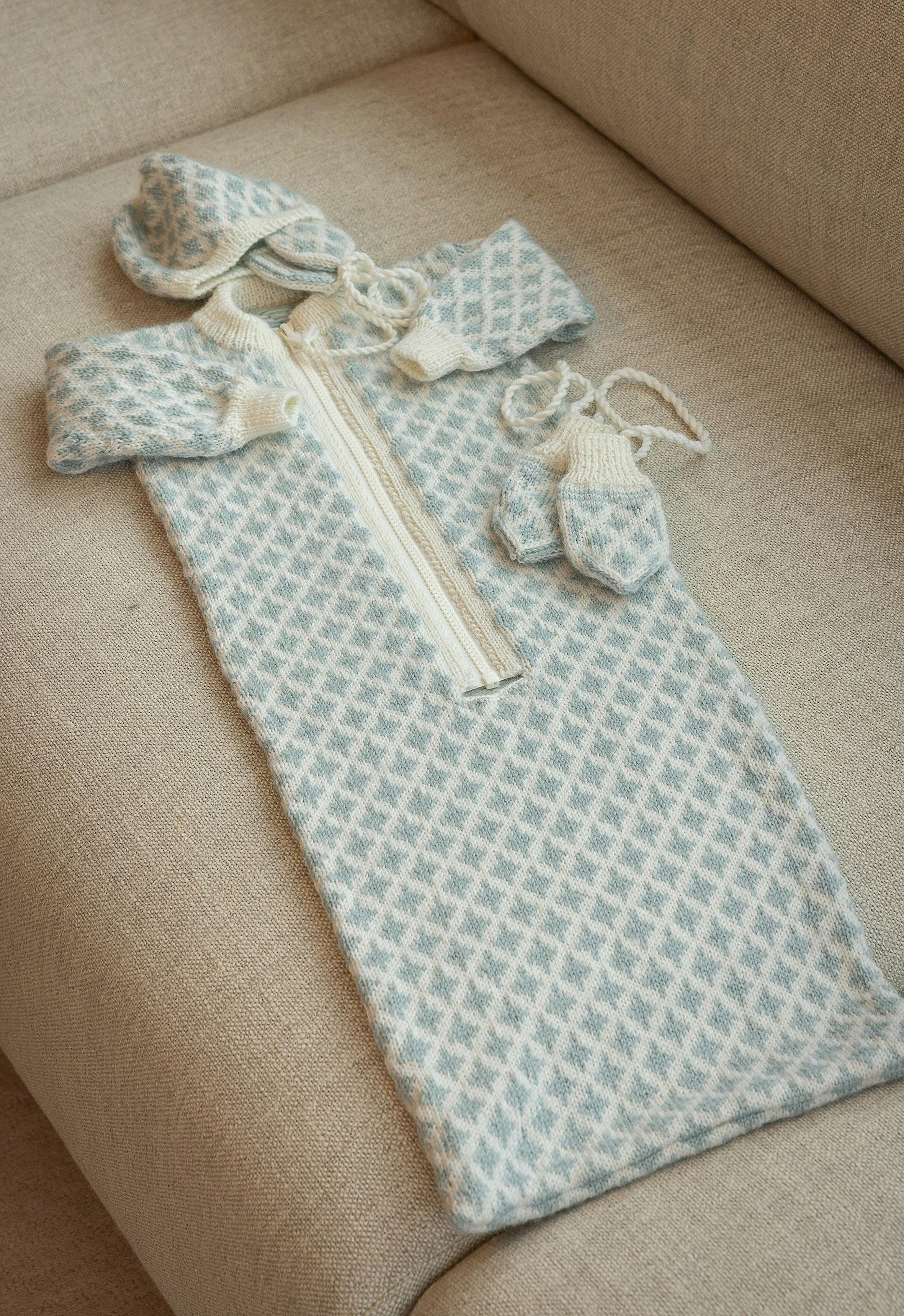 Strik til baby: Kørepose, hue og vanter