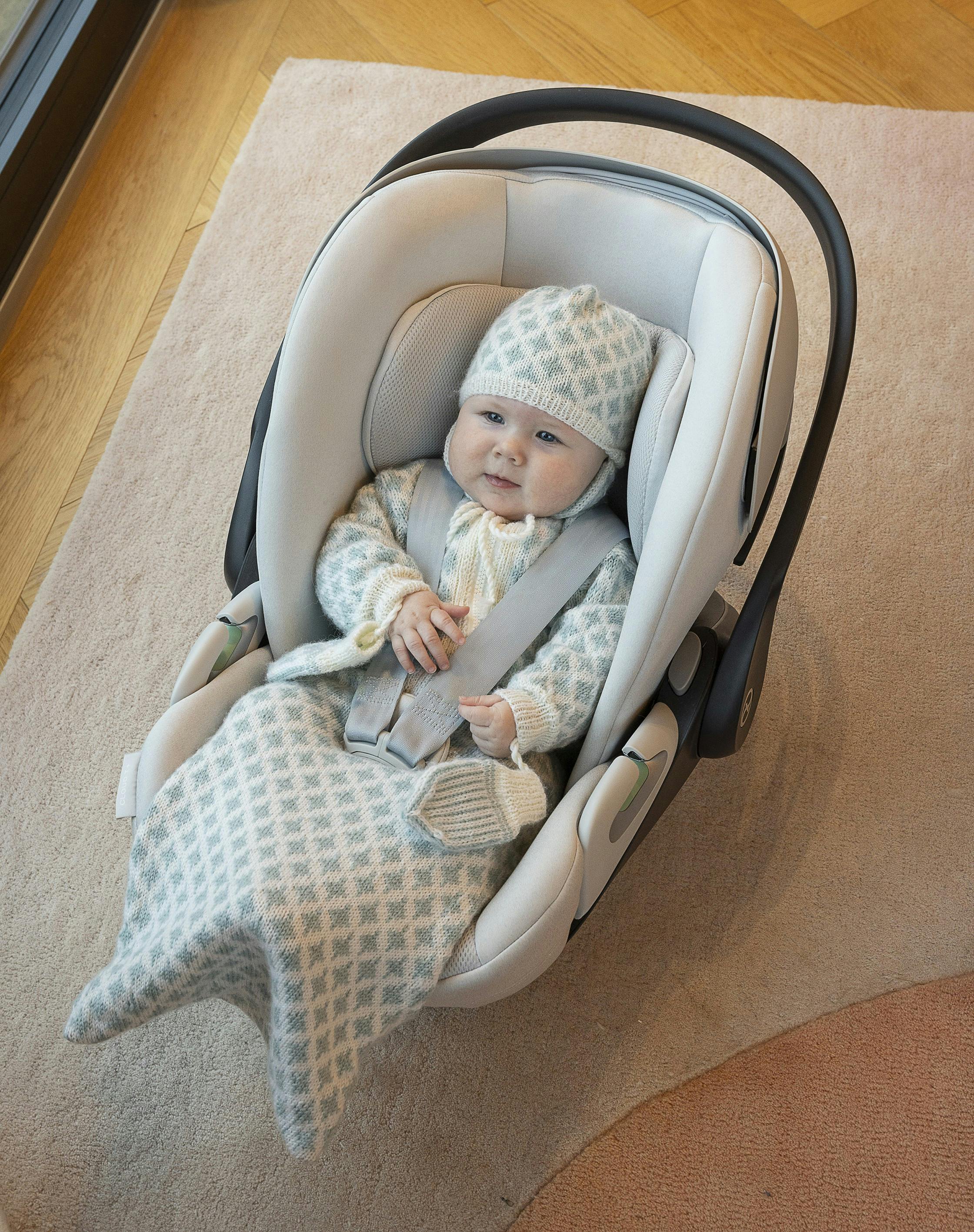 Strik til baby: Kørepose, hue og vanter