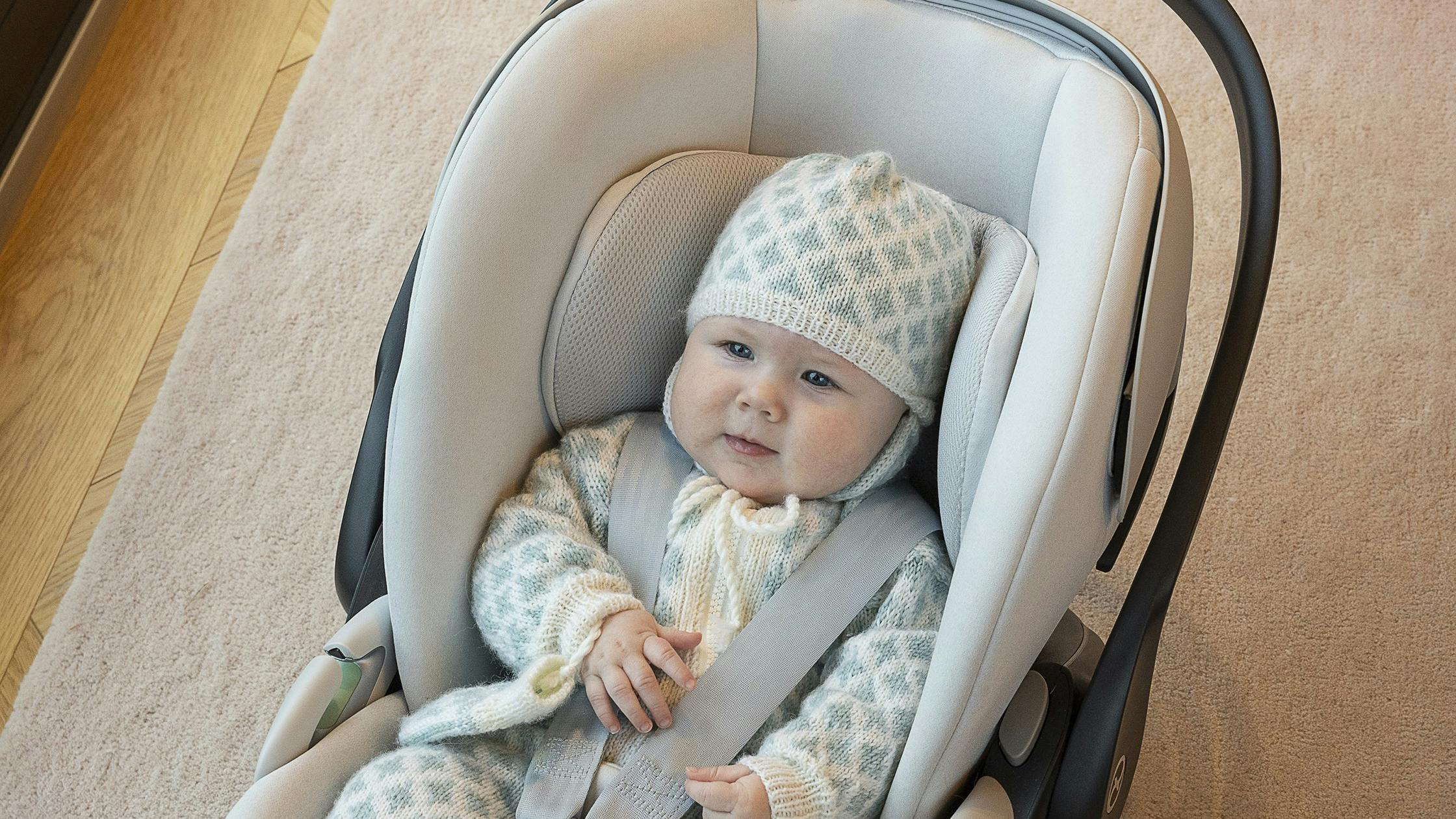 Strik til baby: Kørepose, hue og vanter