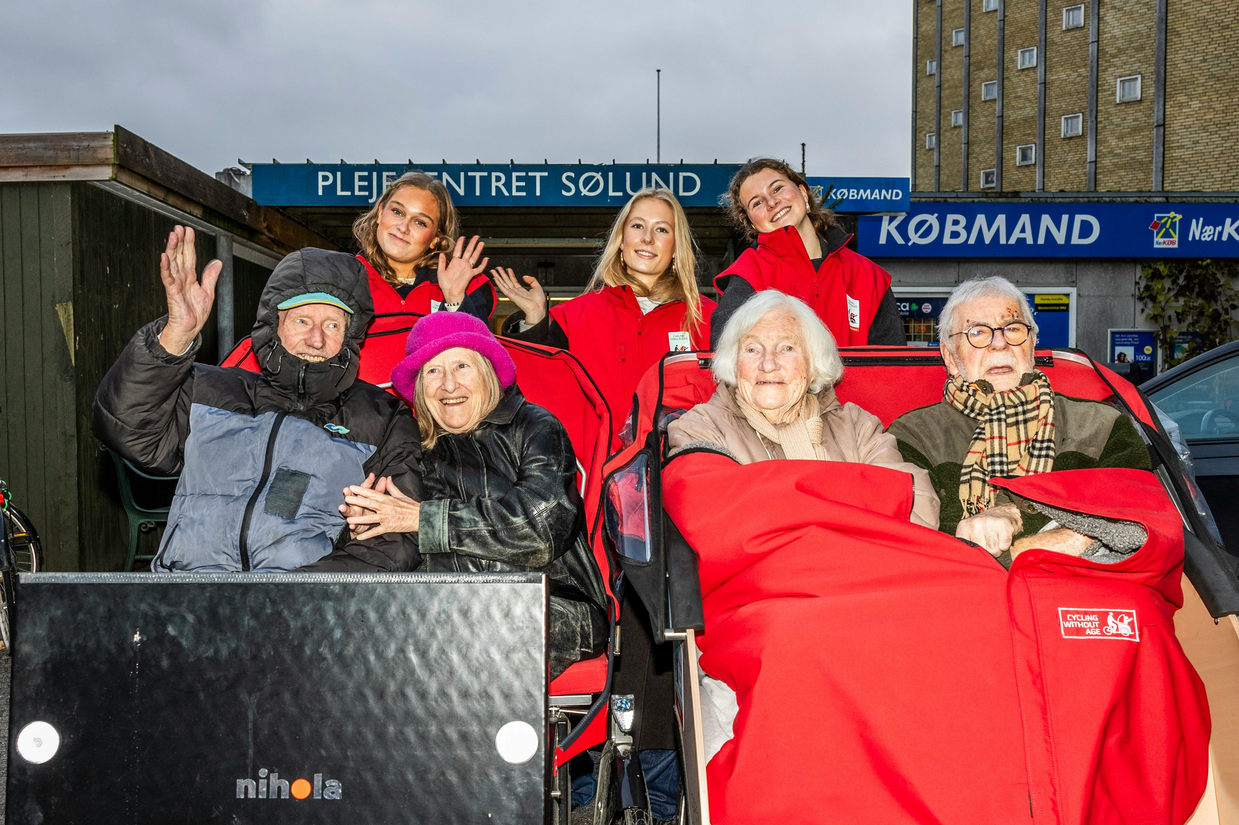 Unge og ældre ude at cykle med "Cykling uden alder".