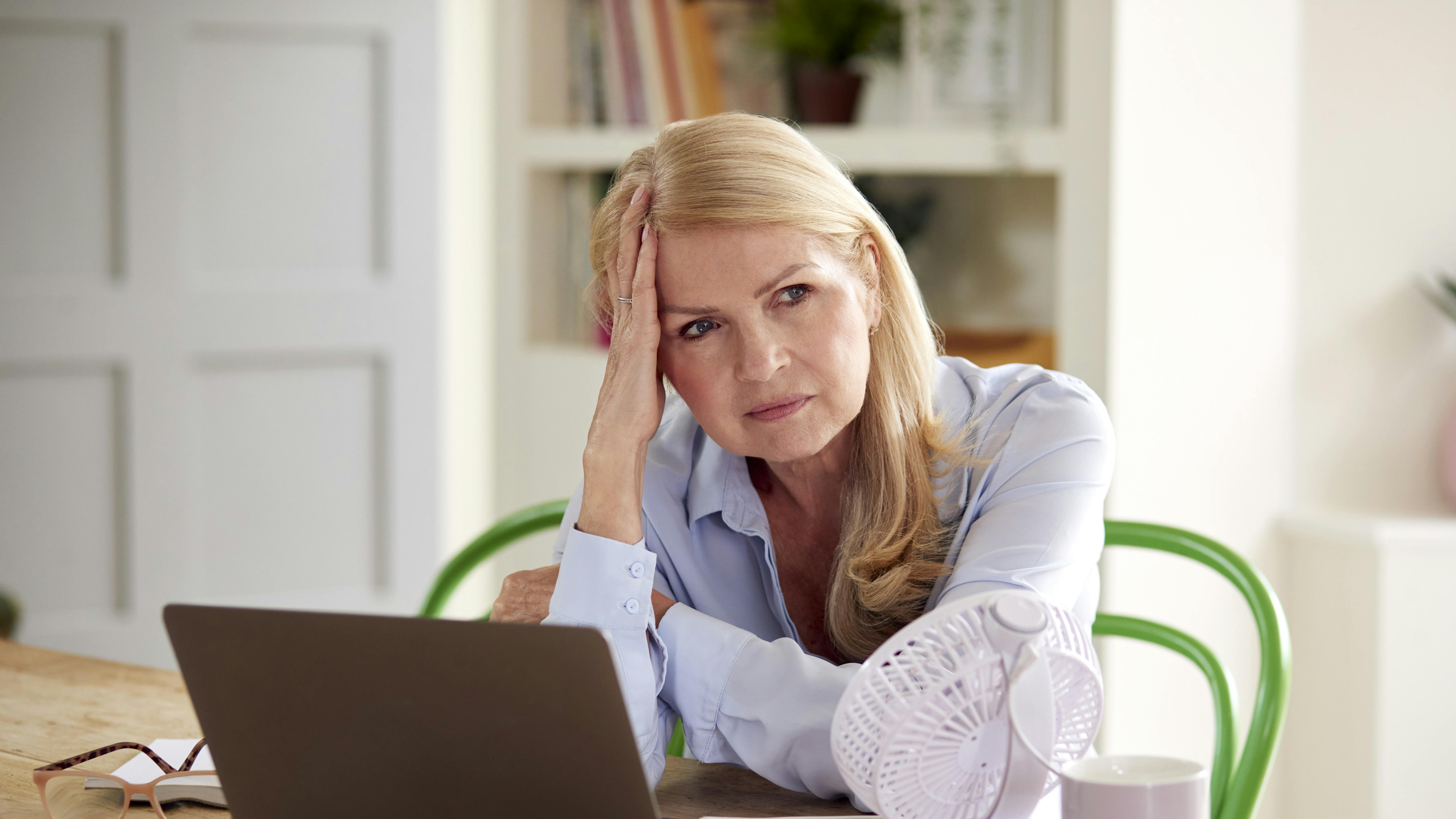 Kvinde har hedeture i overgangsalder