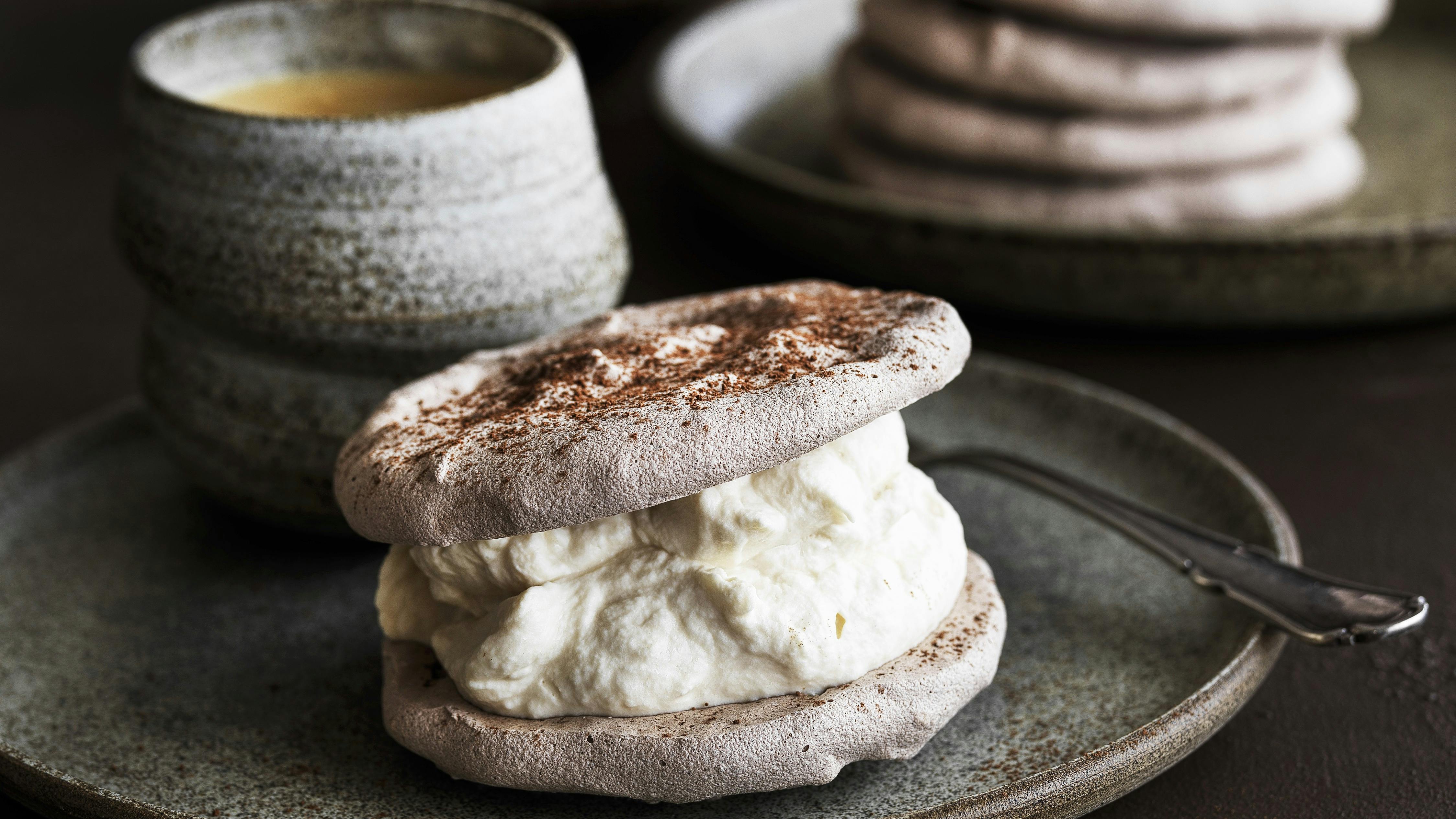 Marengs med kaffeskum.