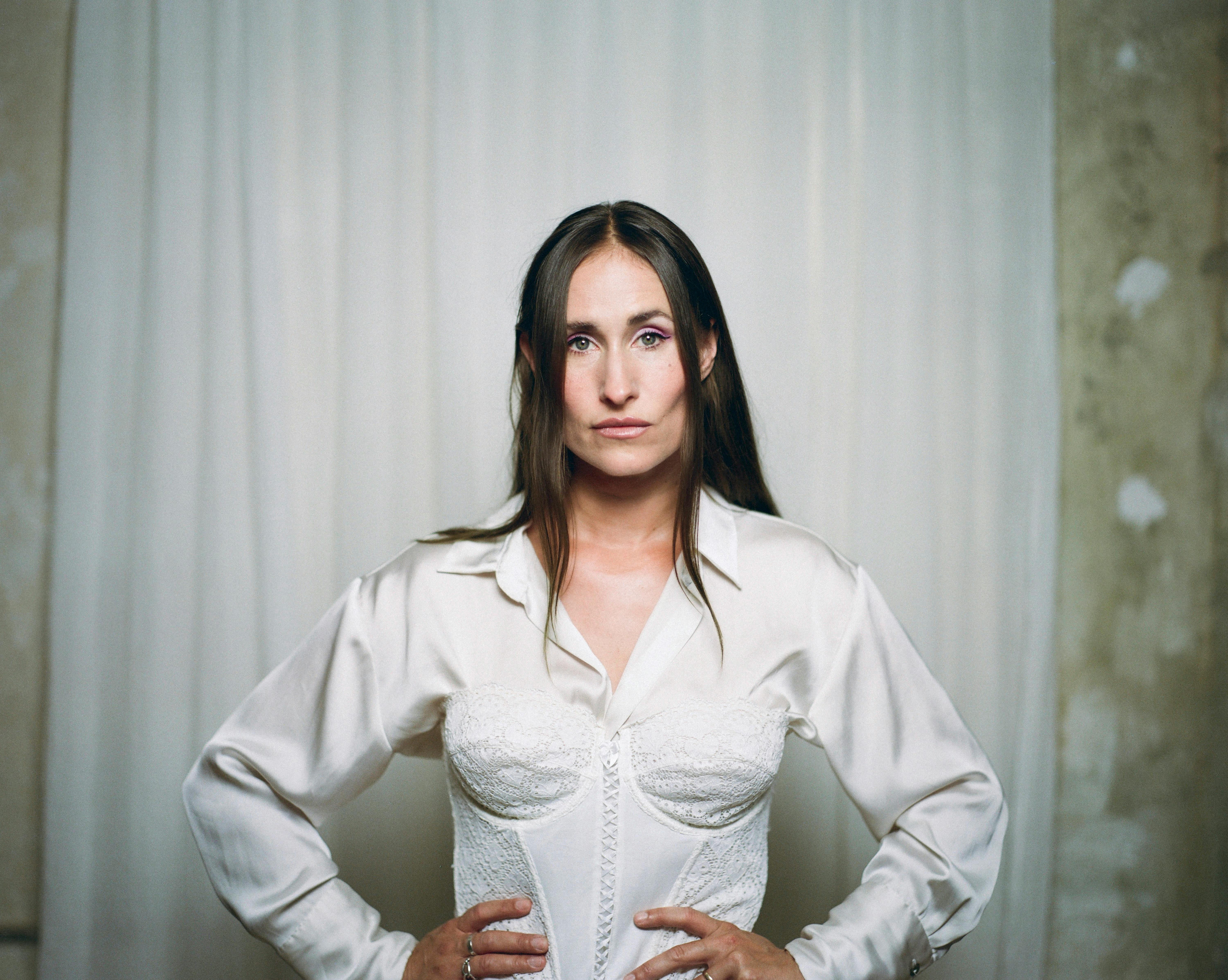 Pressefoto fra forlaget Gyldendal af forfatter og skuespiller Rosalinde Mynster.