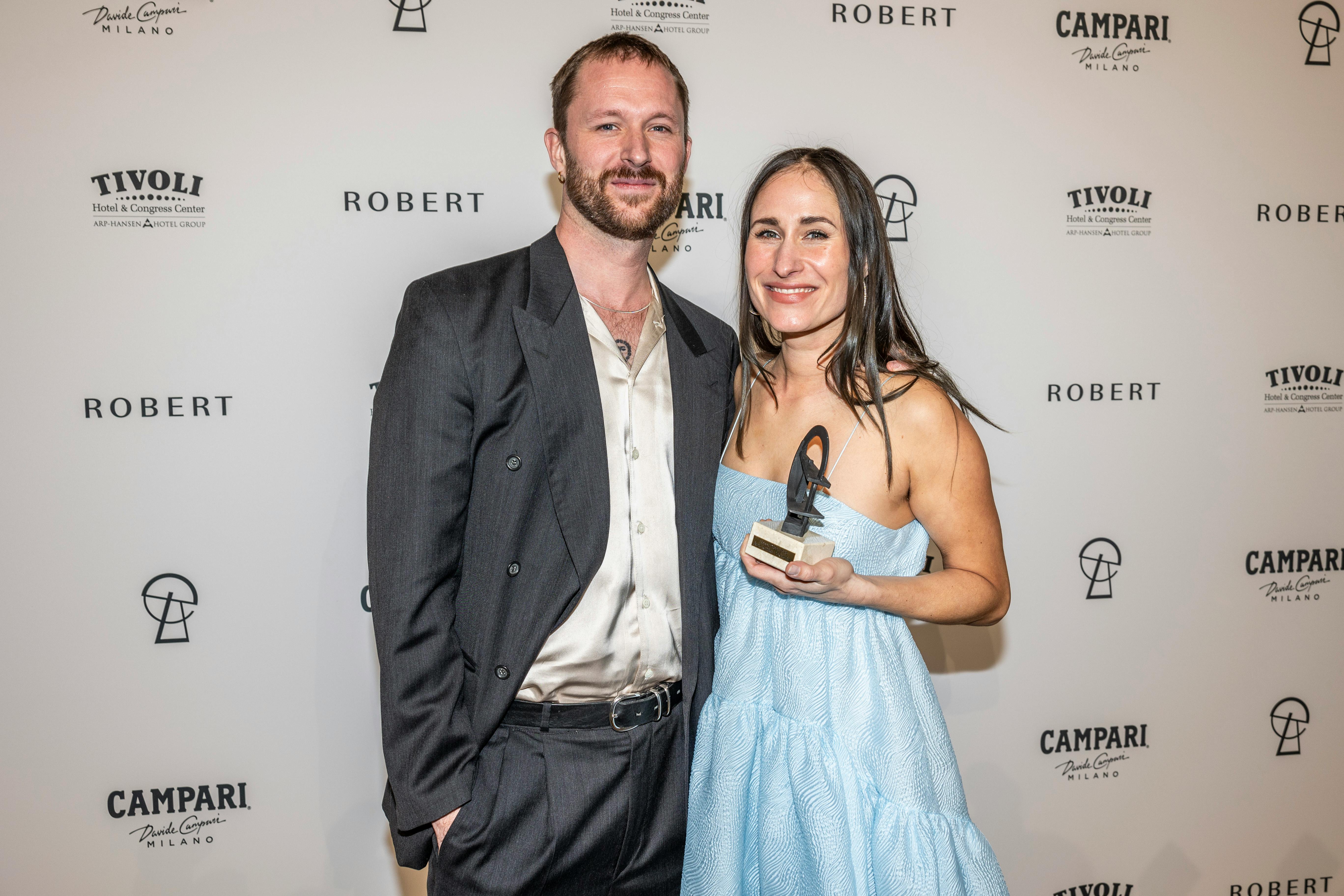 Rosalinde Mynster og Jasper Spanning modtog en pris ved Robert Prisen 2025 for dokumentarfilmen "Vores fars sol".