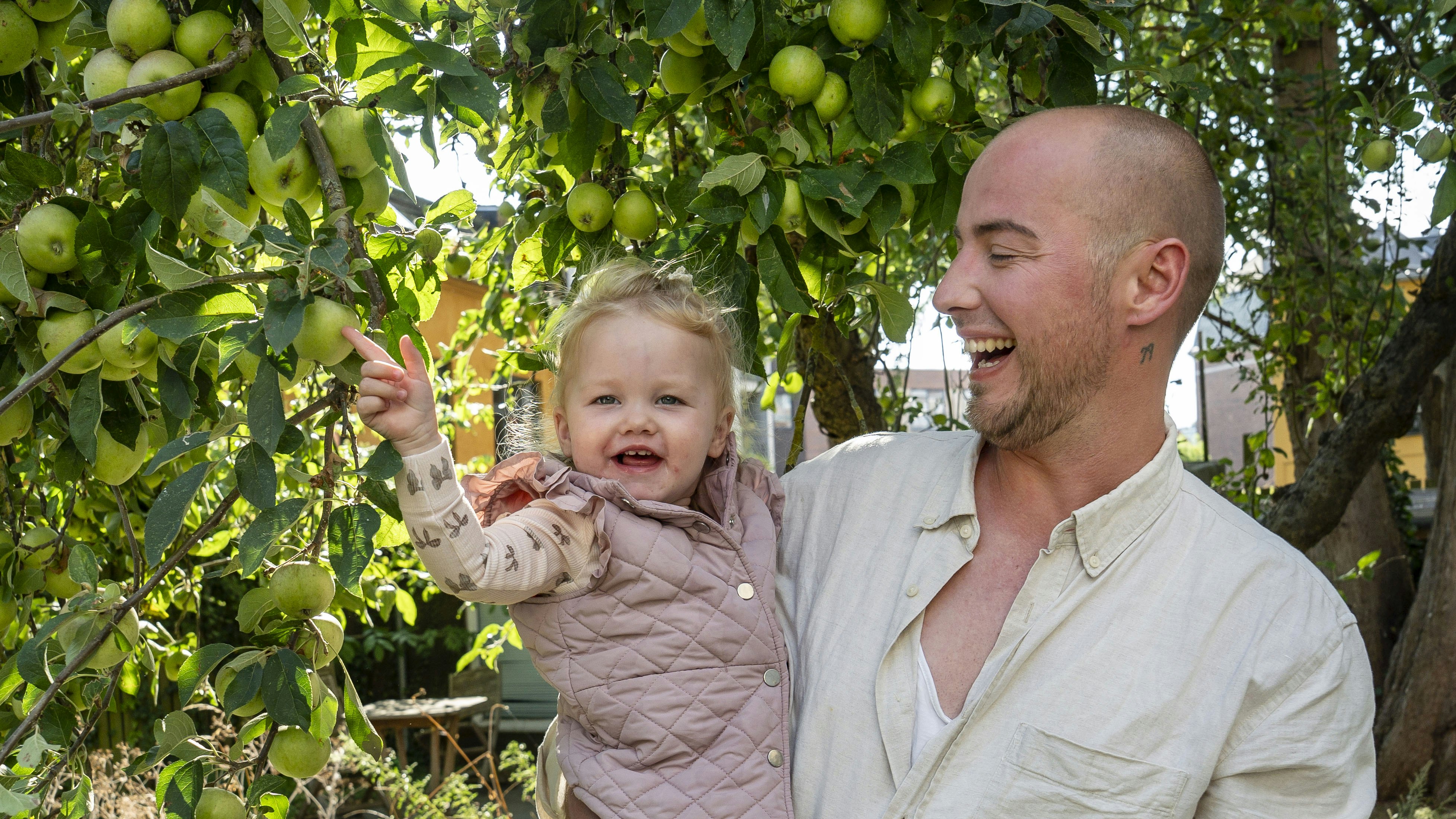 Andreas med sin datter Astrid på armen.