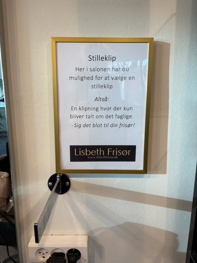 Skilt hos Lisbeth Frisør, der tilbyder stilleklip.