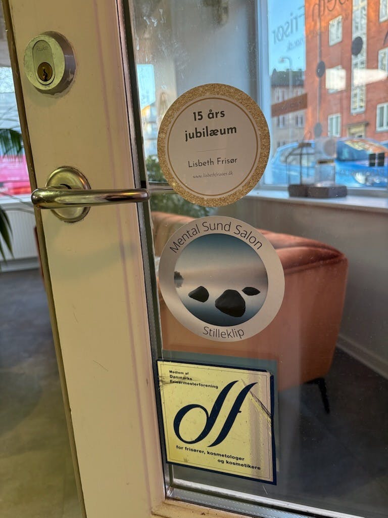 Døren ind til Lisbeth Frisør i Odense C