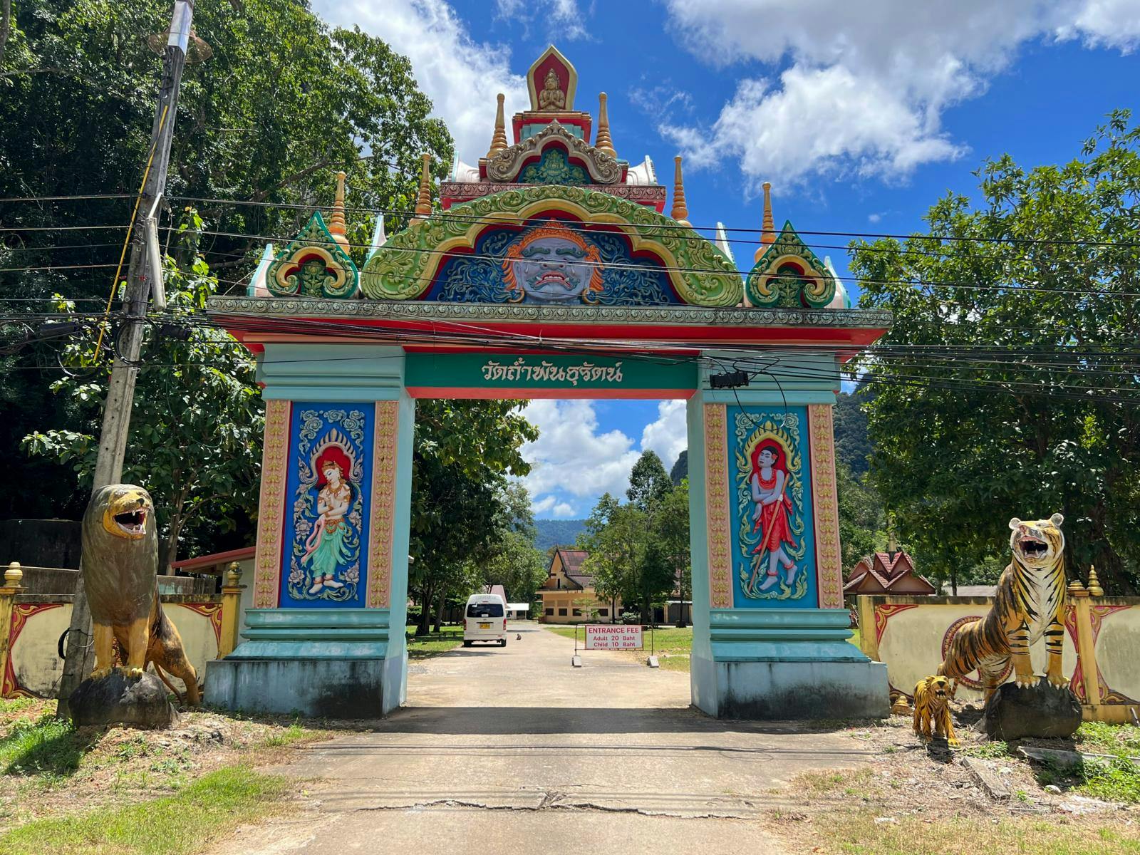 En farvestrålende, gammeldags, thailandsk port.