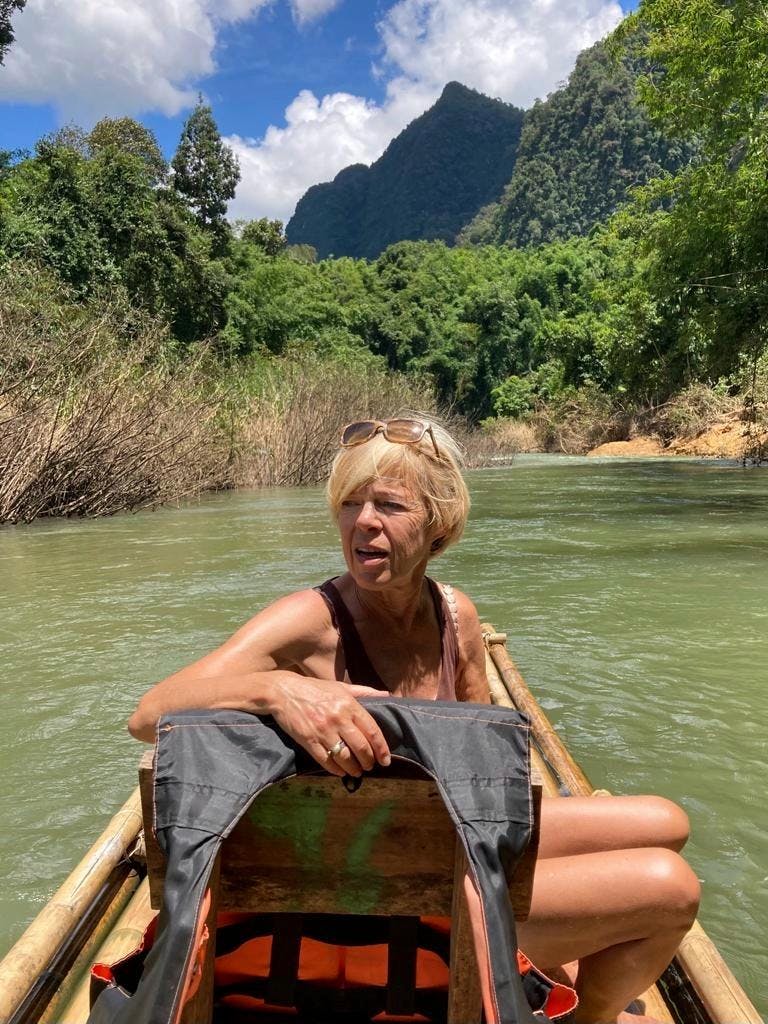 En kvinde, der sidder på en