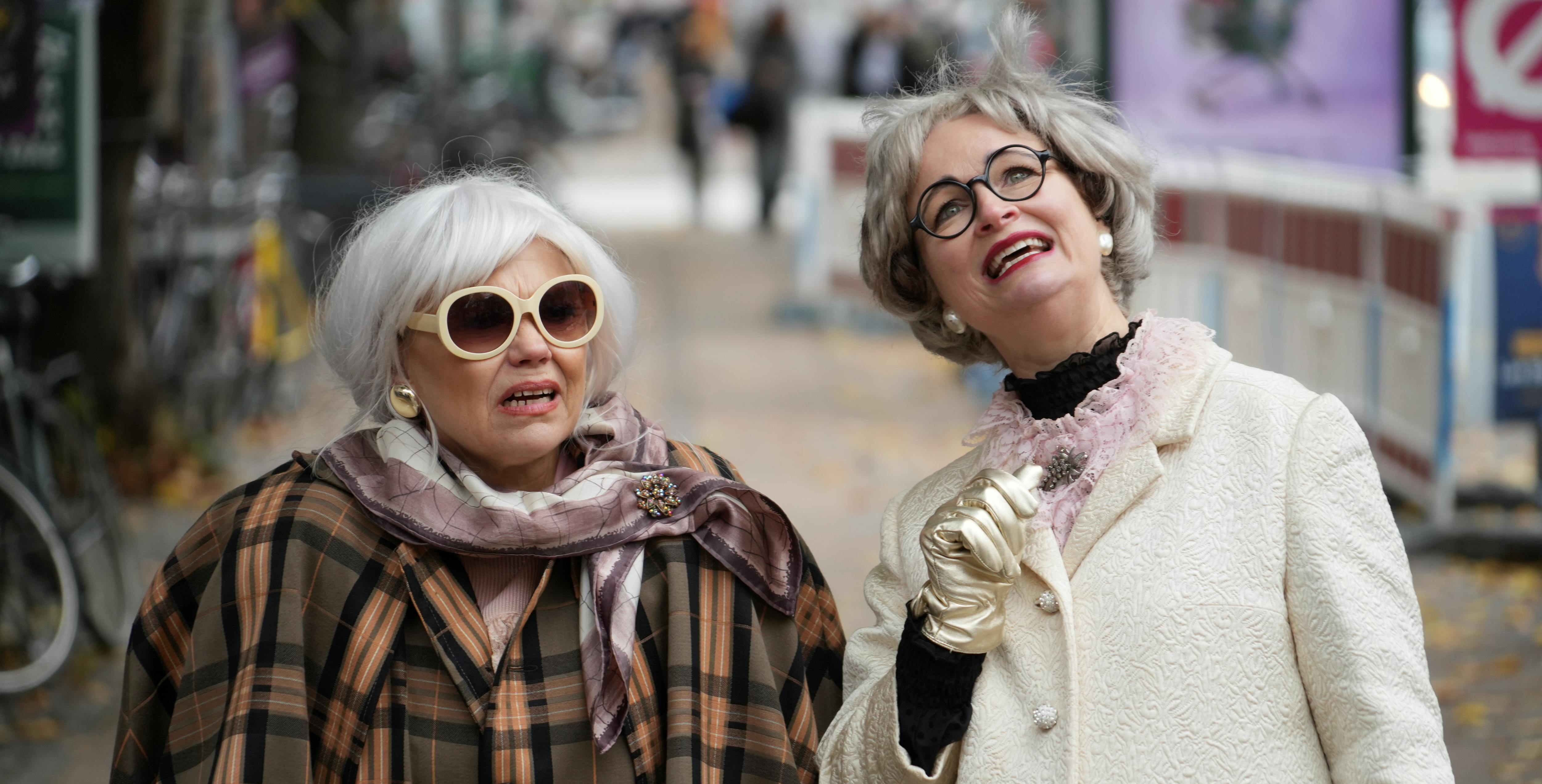 Sofie Stougaard og Vicki Berlin i rollerne som Tit Von Danegaard og Trille Vestby, der er gennemgående figurer i forestillngen "Alt er ferpekt".