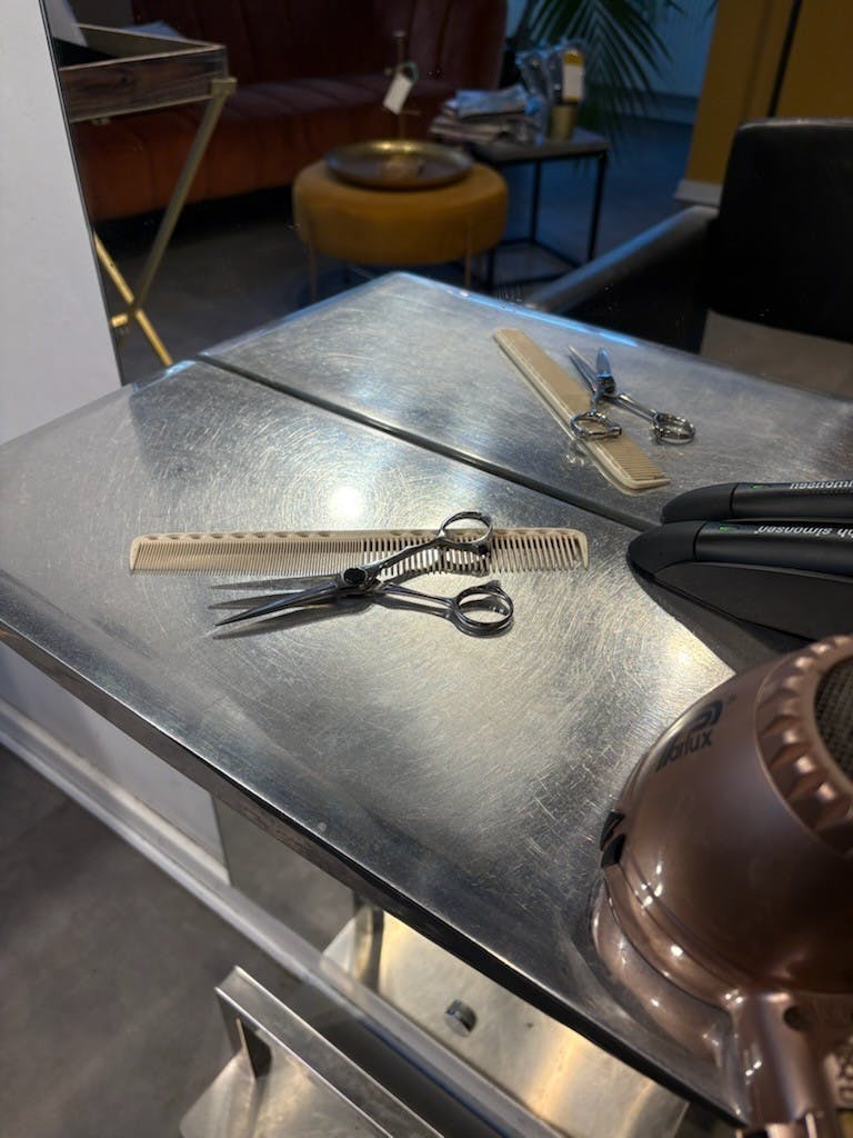 Saks og kam hos frisør