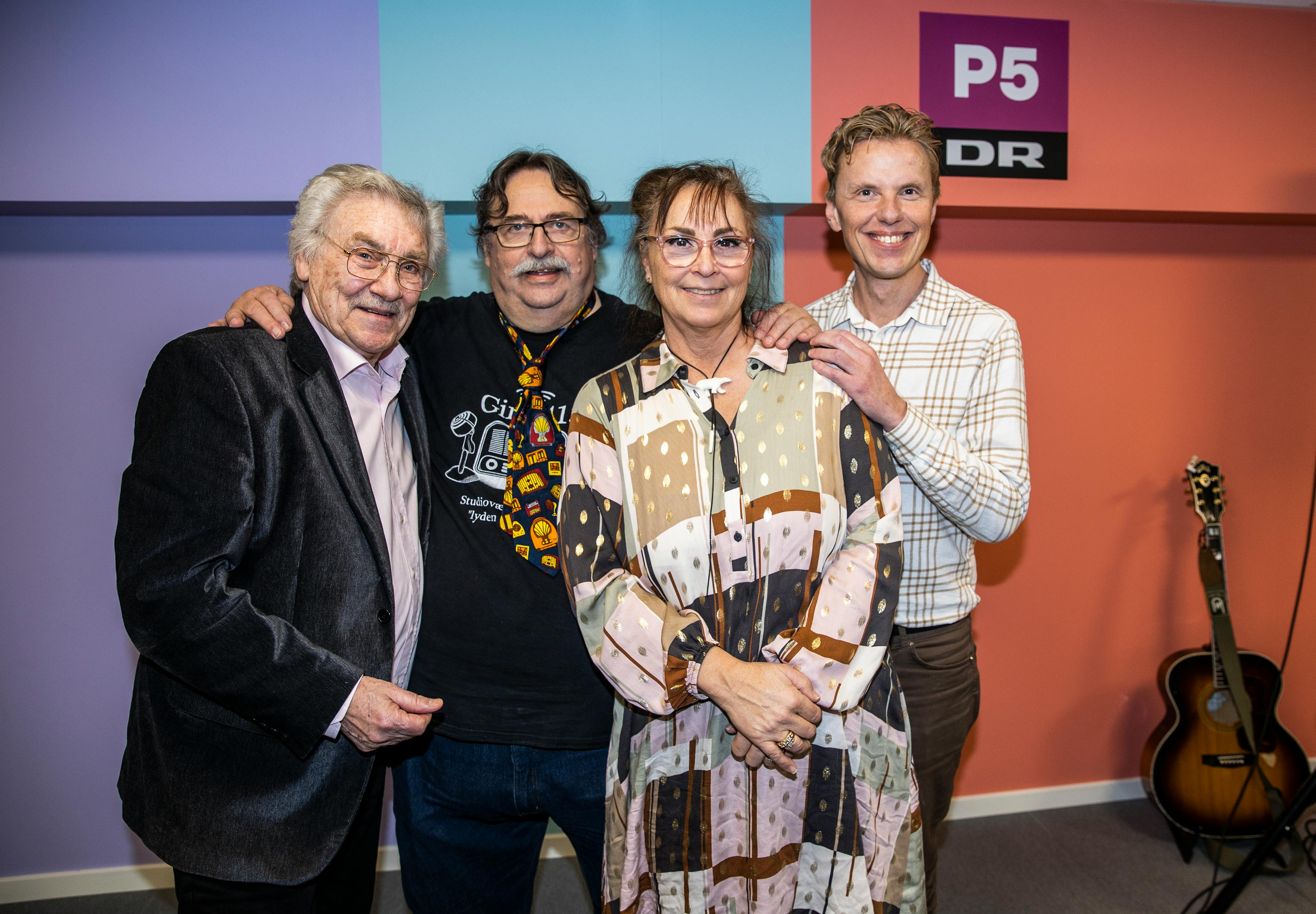 Radiovært Ole Tøpholm og dansktopstjernerne Richard Ragnvald og Helle Lynge ved afskedsreceptionen for den tidligere vært på Dansktoppen, Peter Sten.
