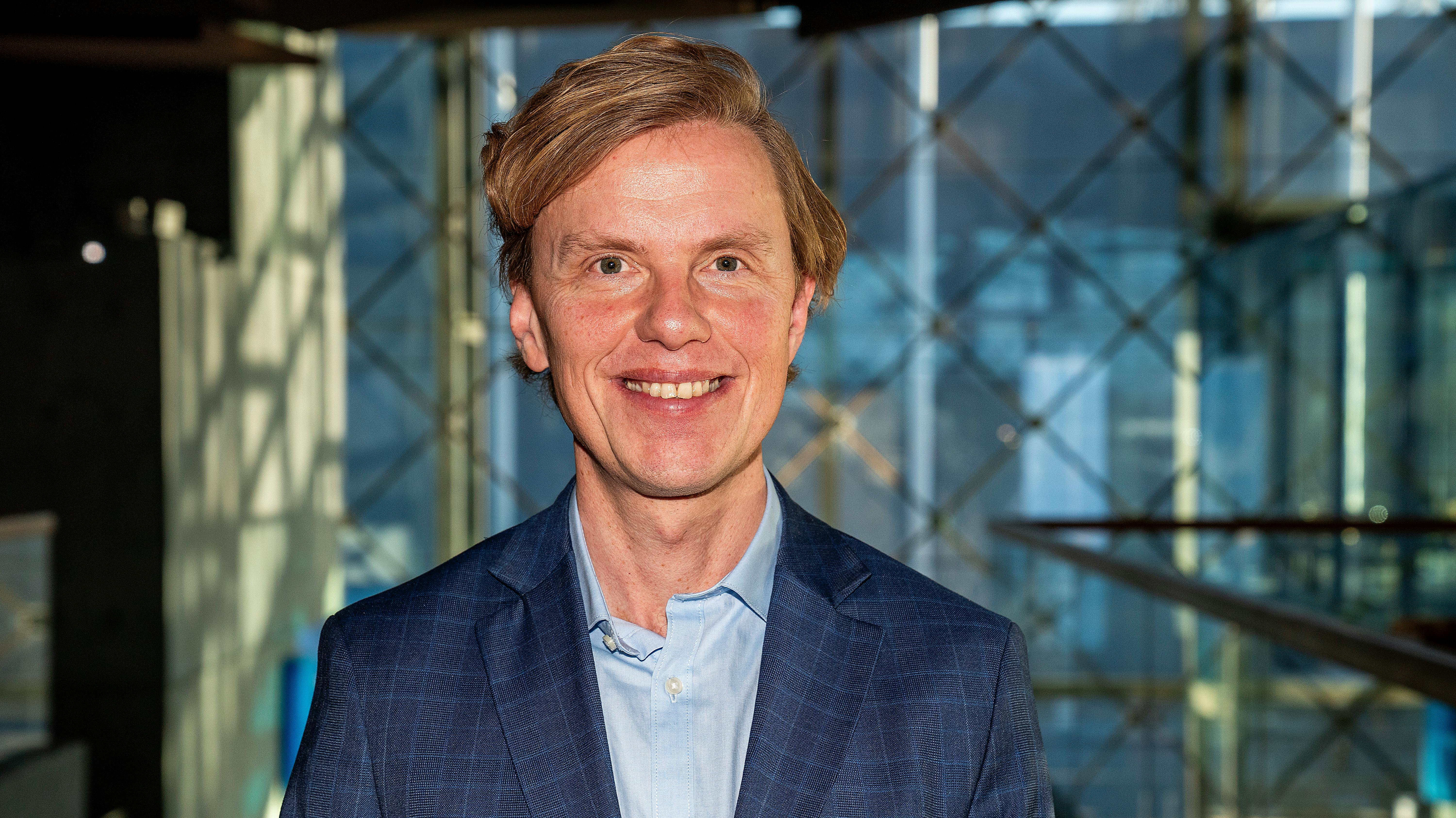 Ole Tøpholm, journalist, radiovært, kommentator og Melodi Grand Prix-ekspert.