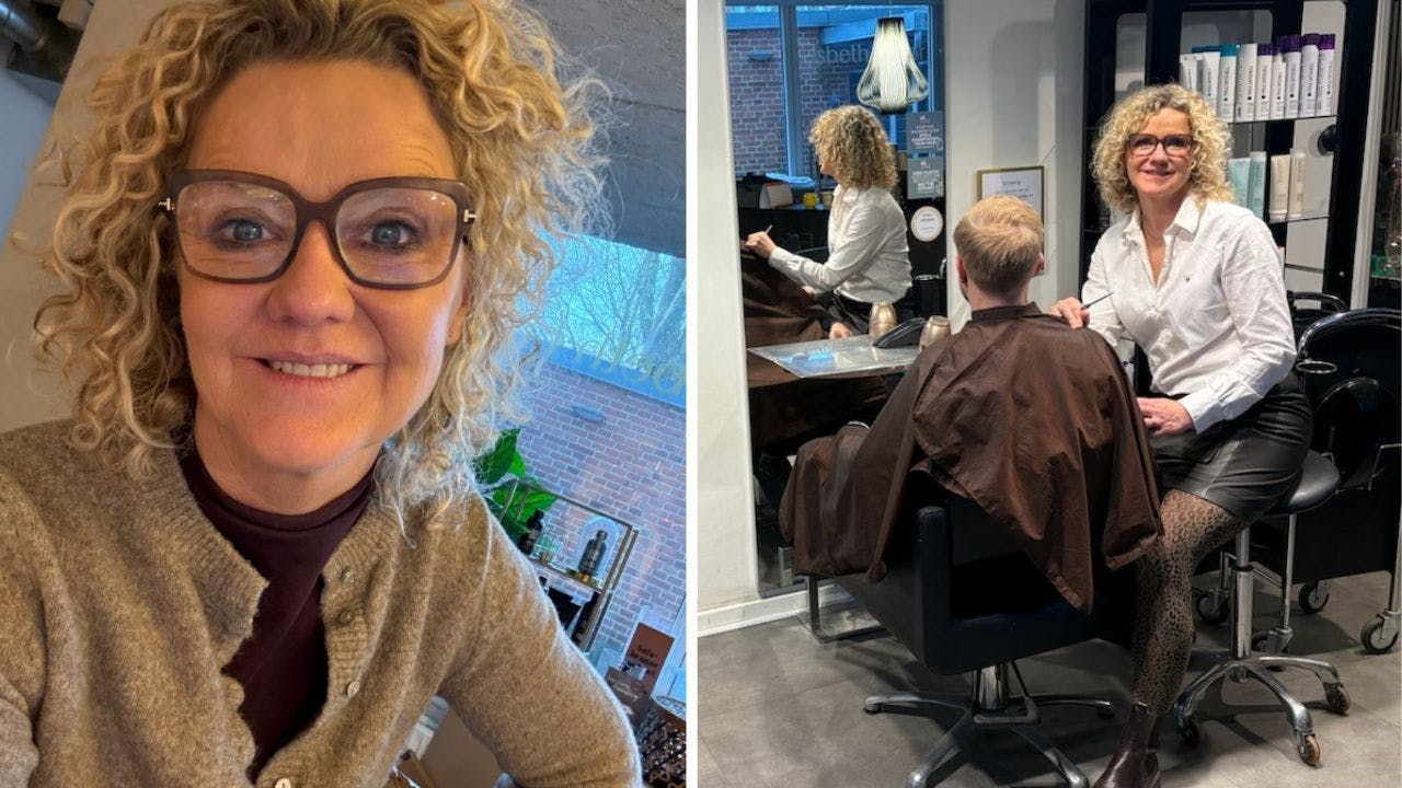 Frisør Lisbeth Fremmelevholm Mathiasen med en kunde i sin salon.