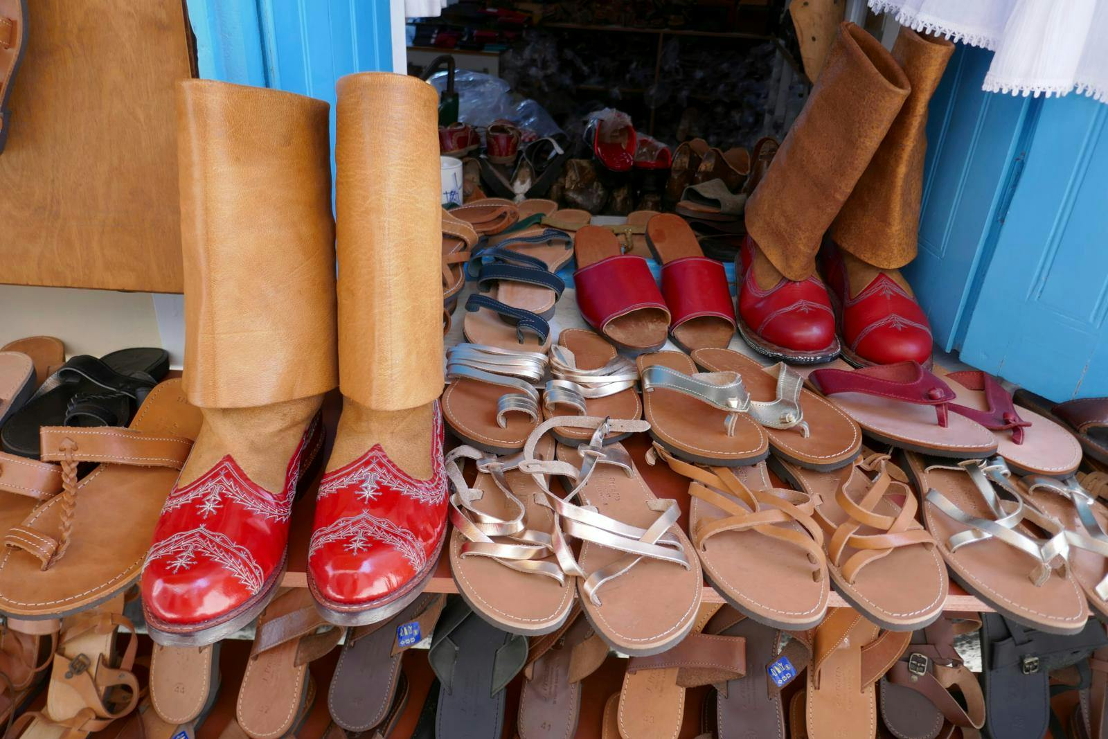 En række med sandaler og støvler.