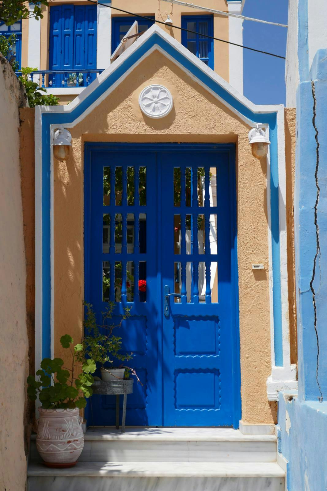 En klassisk græsk, blå dør.