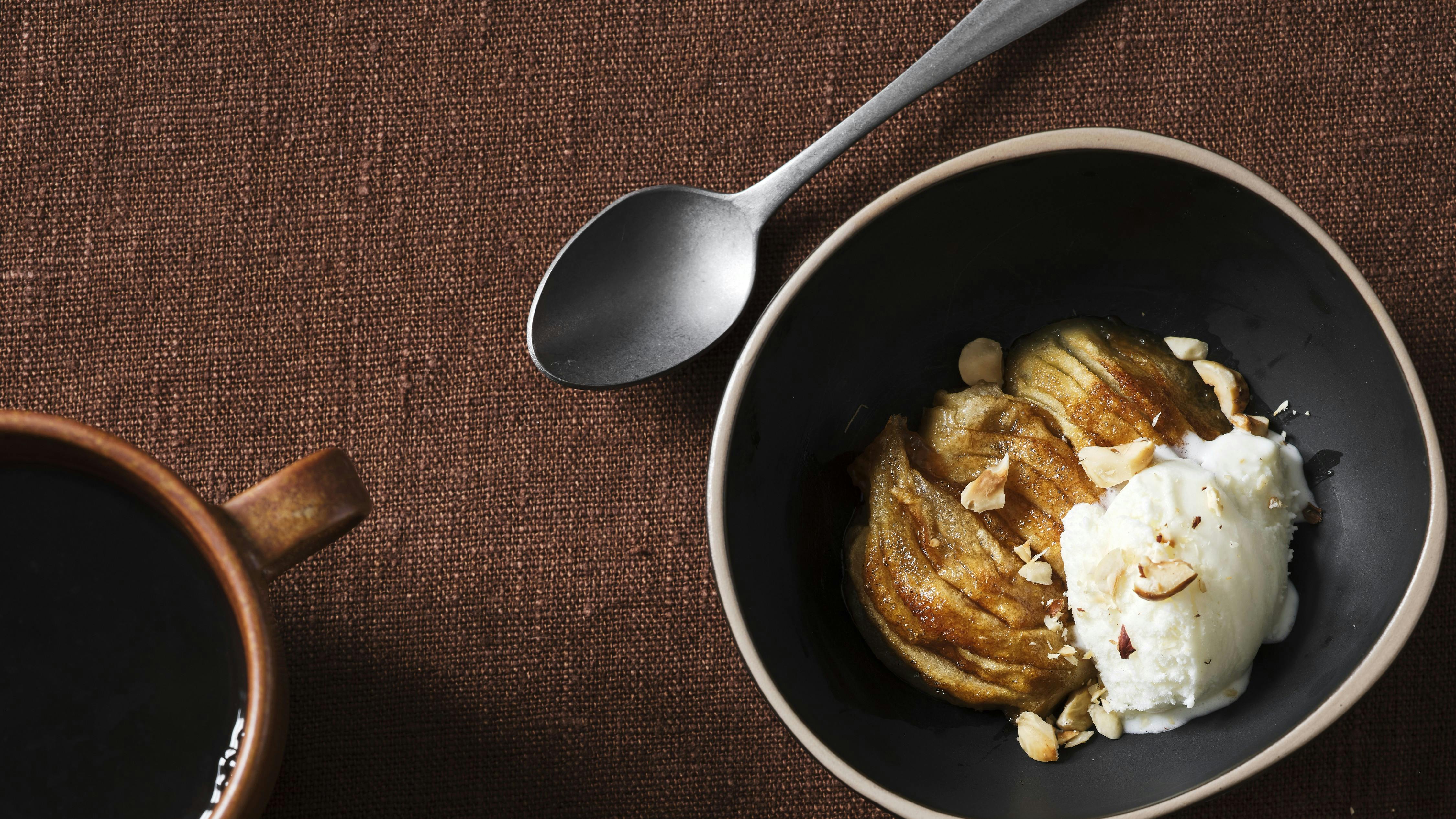 Hasselbac-kæbler med hasselnødder og vaniljeis