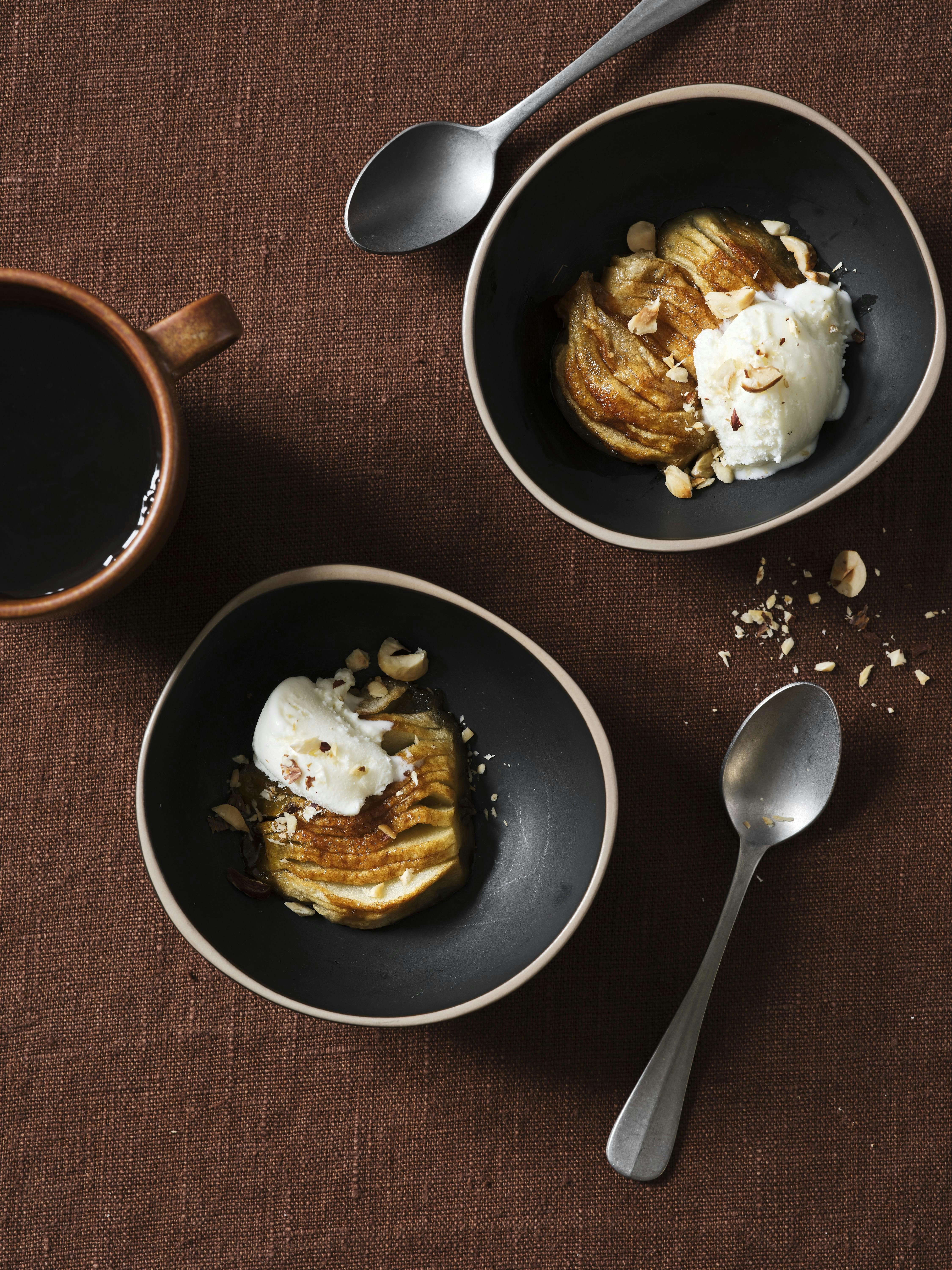 Hasselbac-kæbler med hasselnødder og vaniljeis