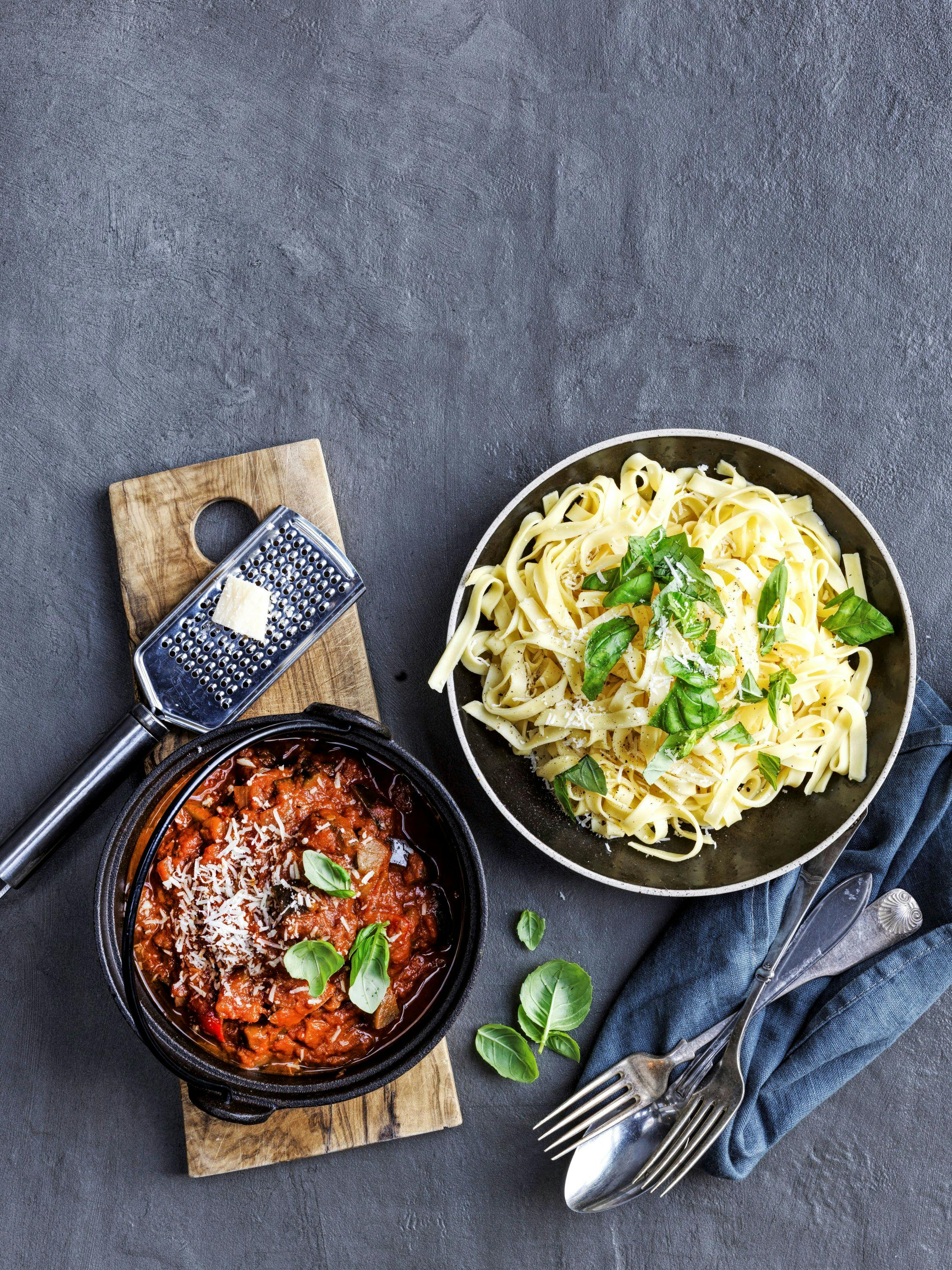Frisk pasta med grov tomat-grøntsagssauce