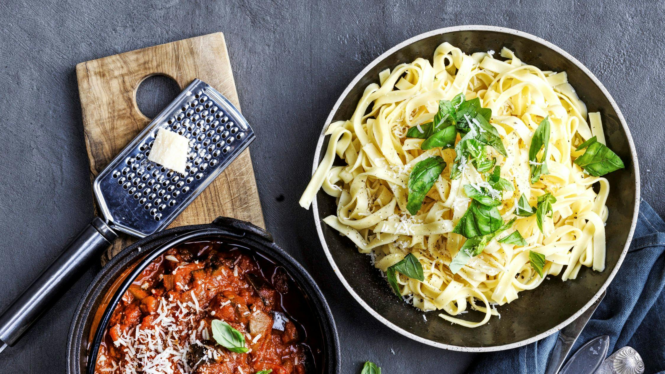 Frisk pasta med grov tomat-grøntsagssauce