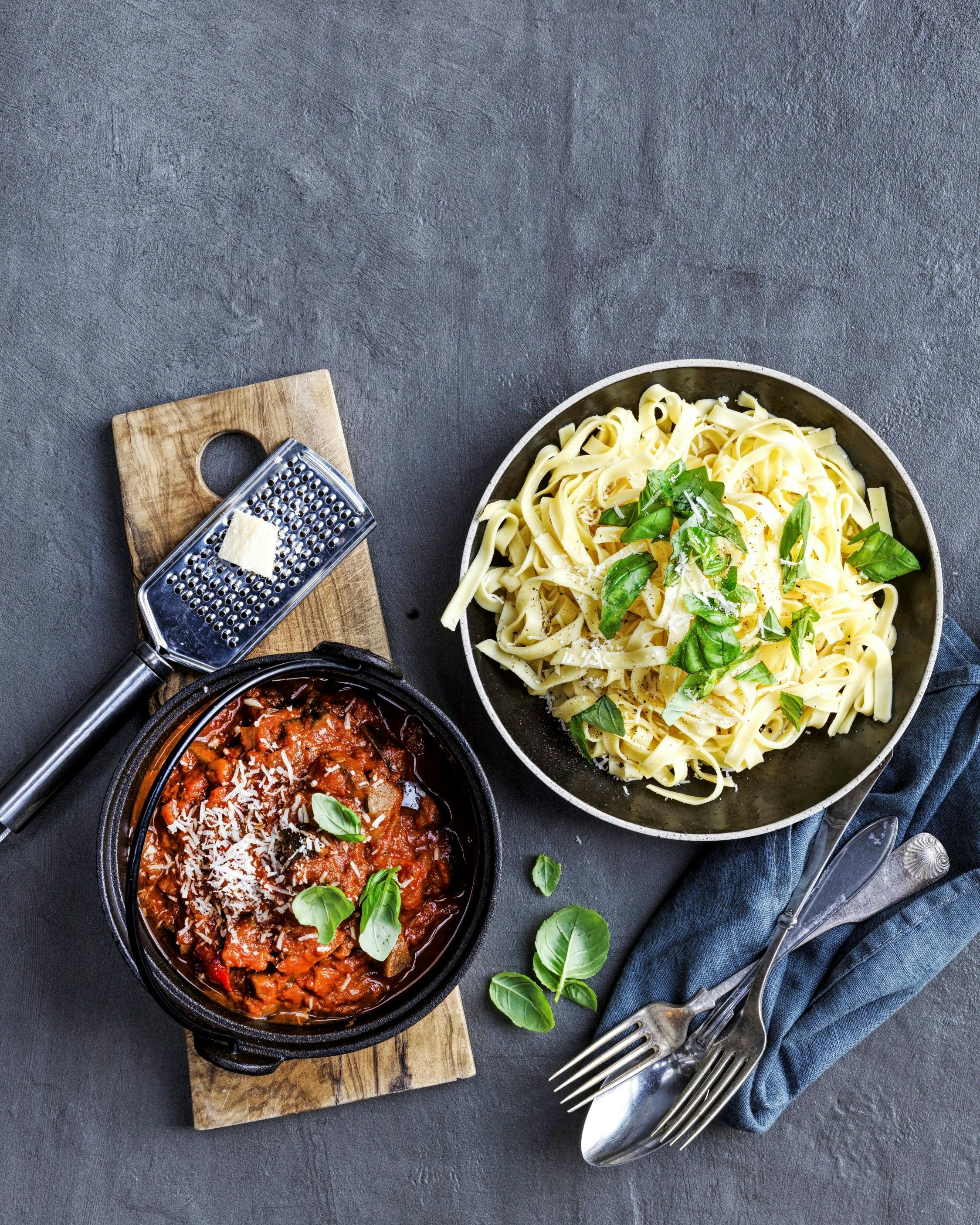 Frisk pasta med grov tomat-grøntsagssauce