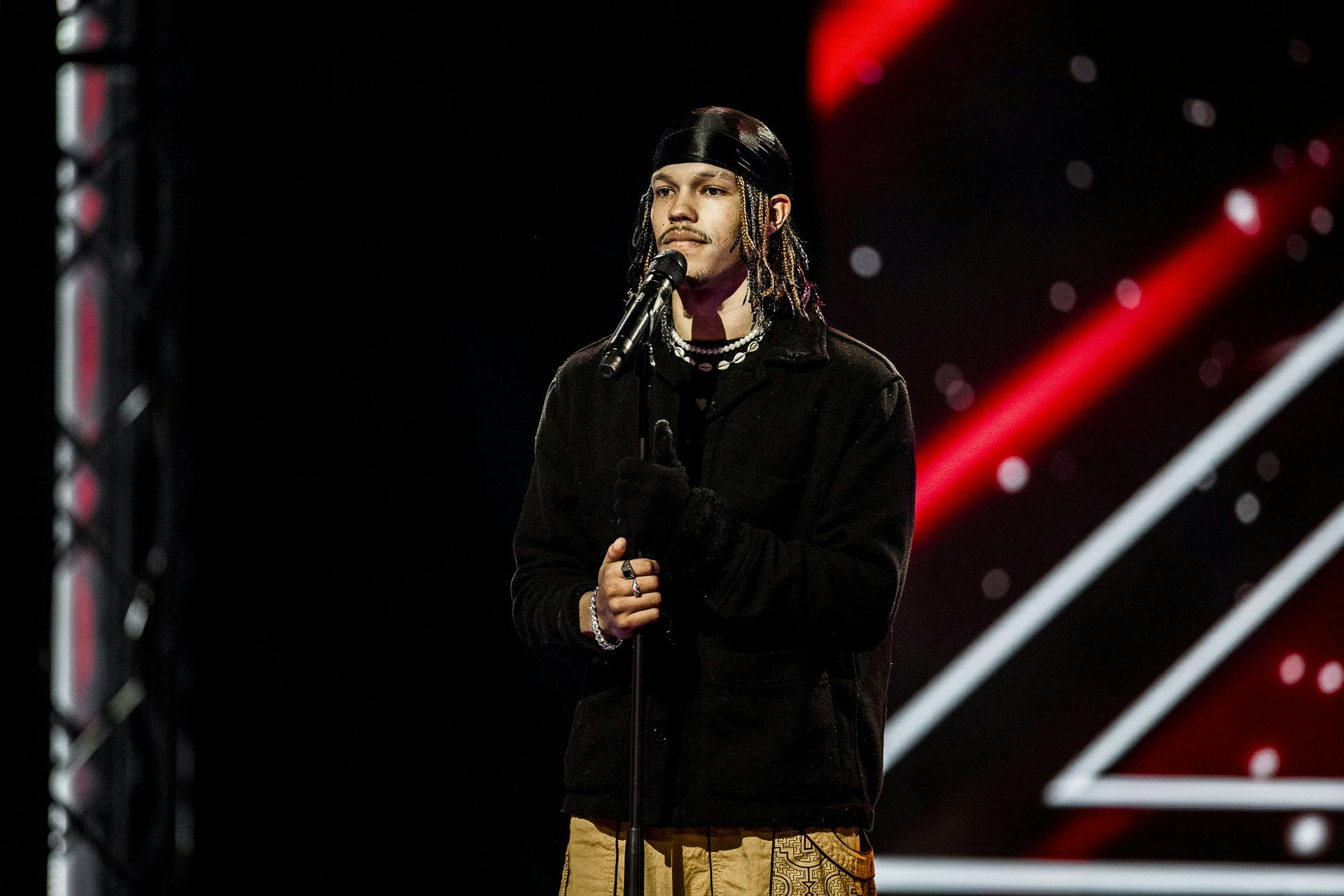 Carl Otto fra Holstebro optræder foran dommerne og publikum i første 6 chair challenge i "X Factor" anno 2026.