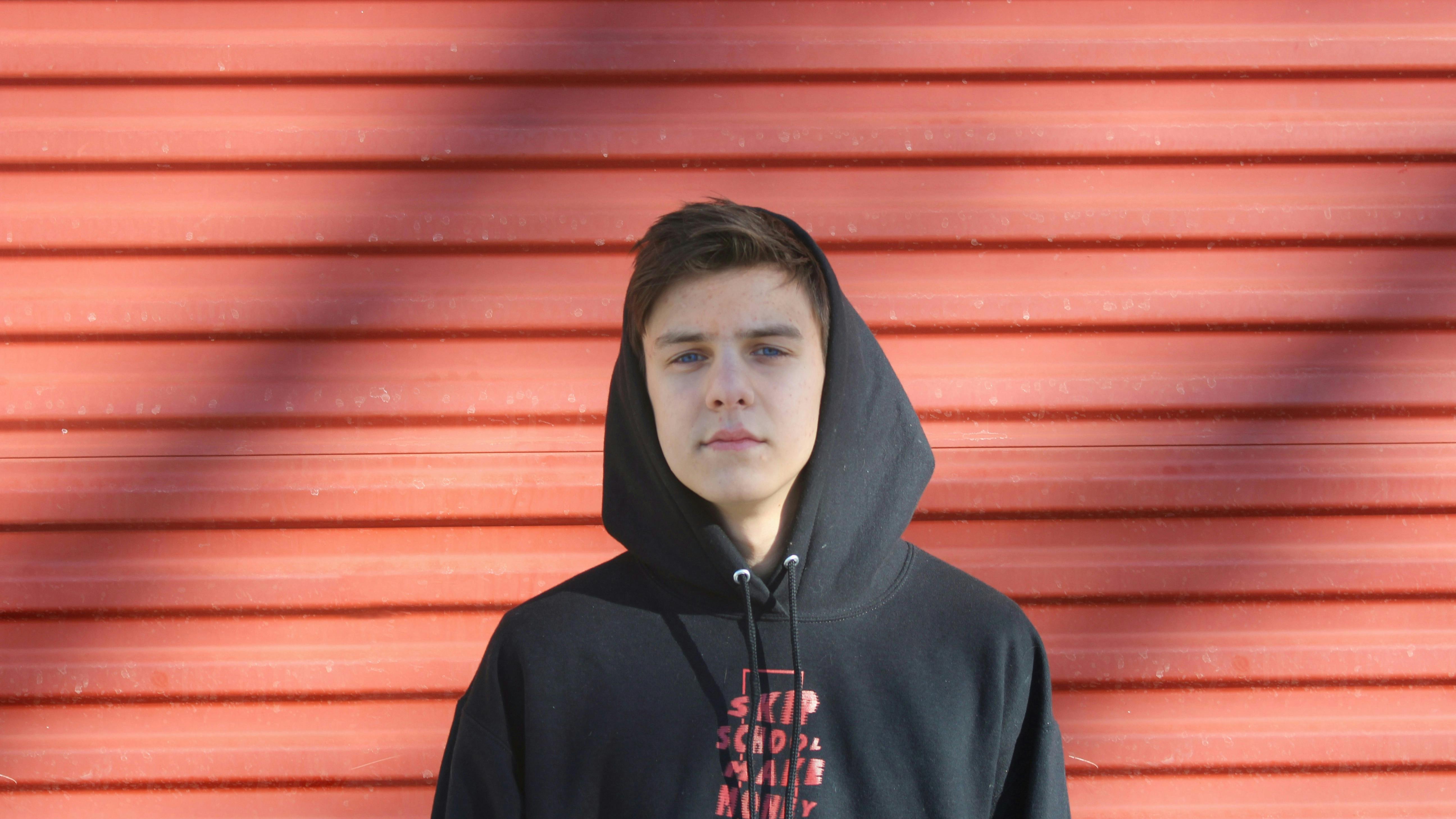 En teenagedreng med hættetrøje