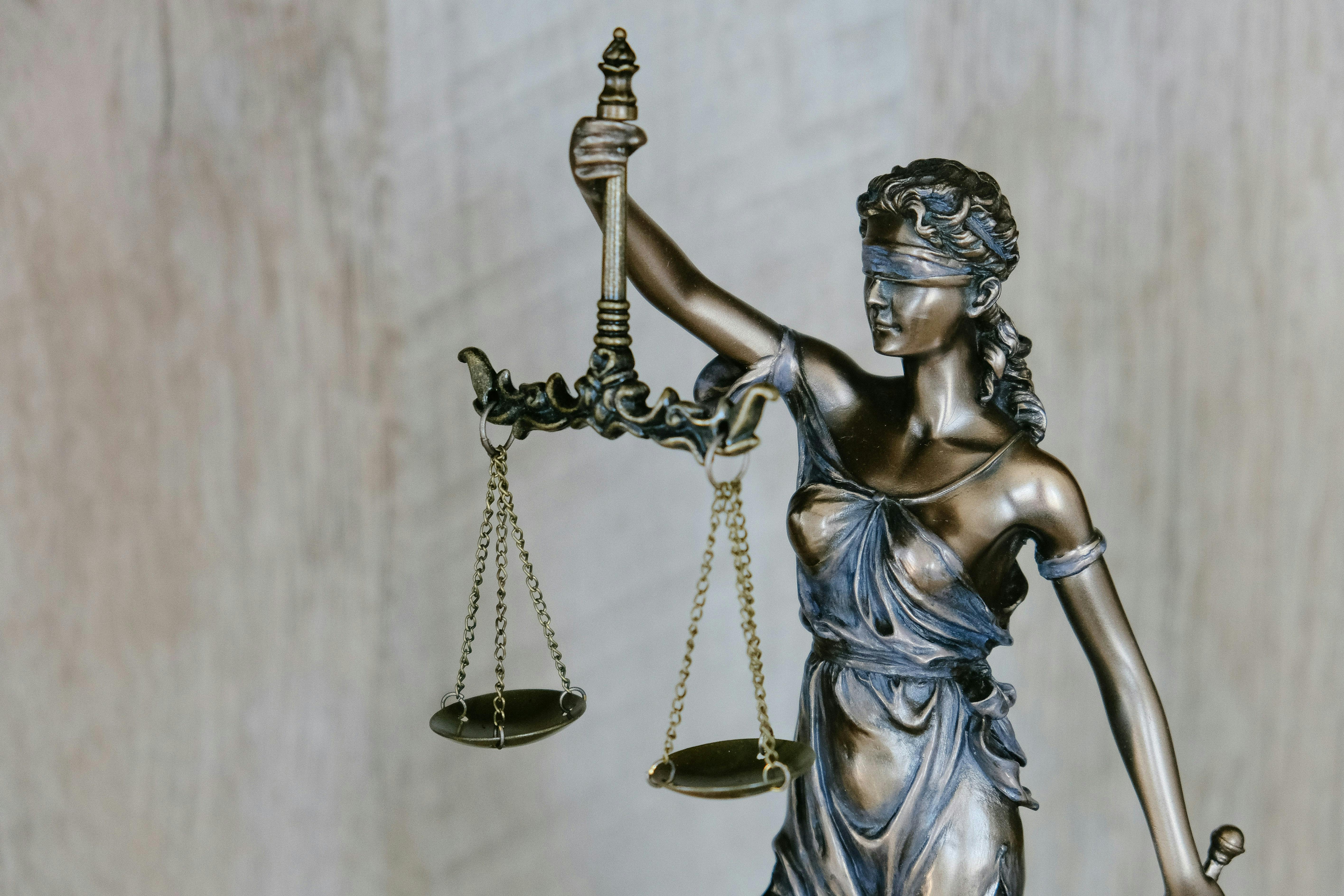 En figur, der forestiller den blinde justitia