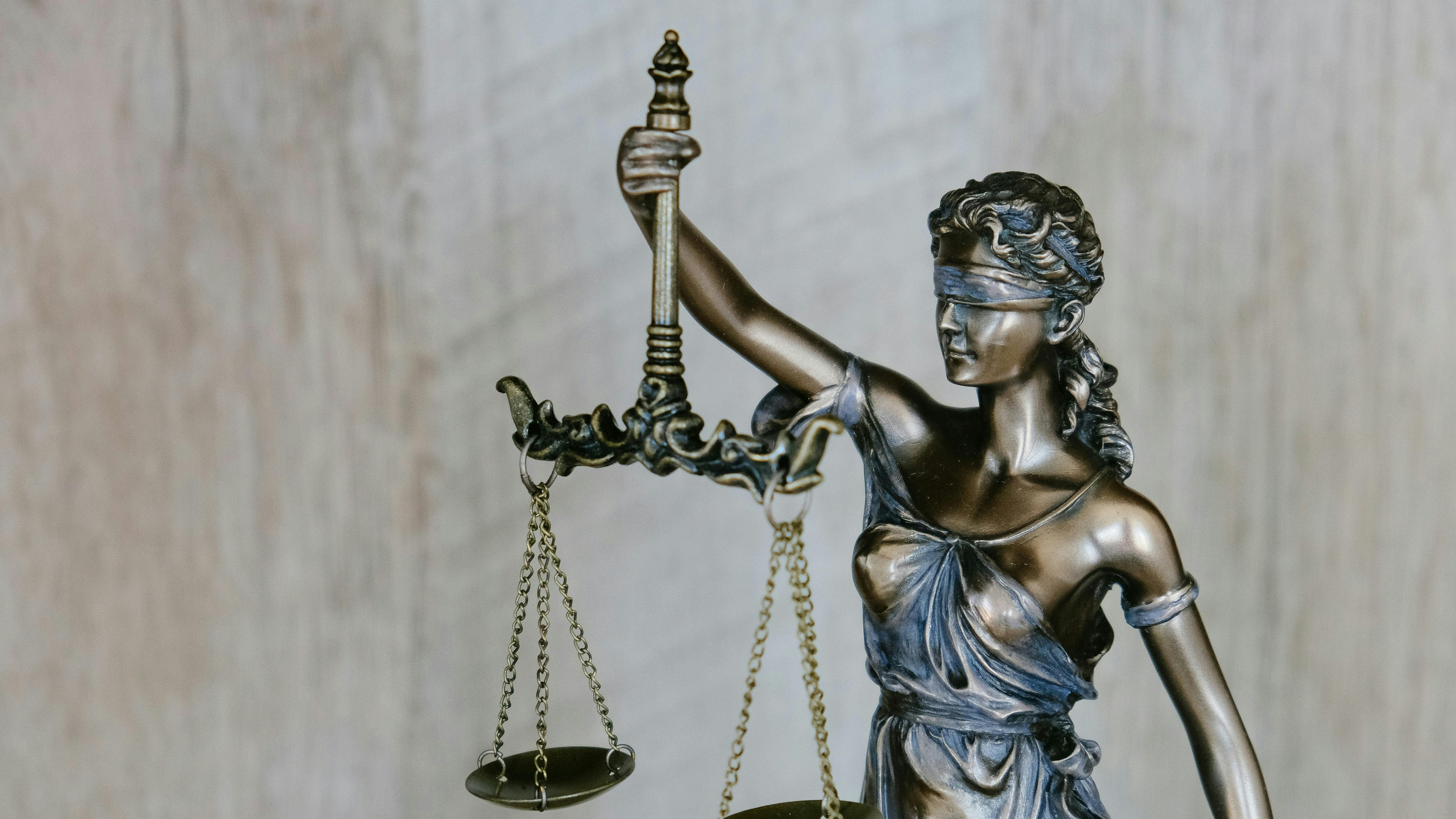 En figur, der forestiller den blinde justitia