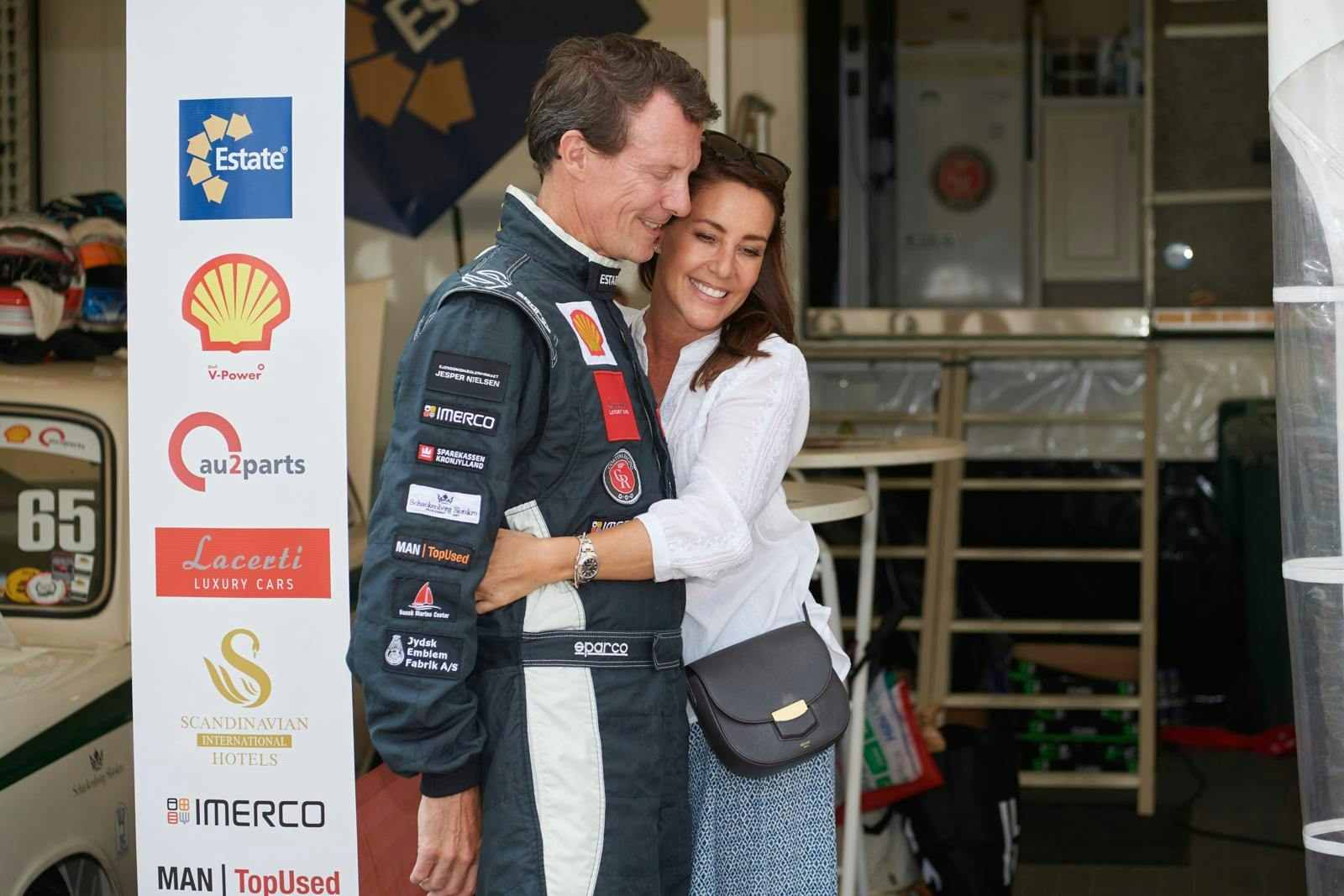 Prins Joachim i motortøj og prinsesse Marie, der holder om ham.