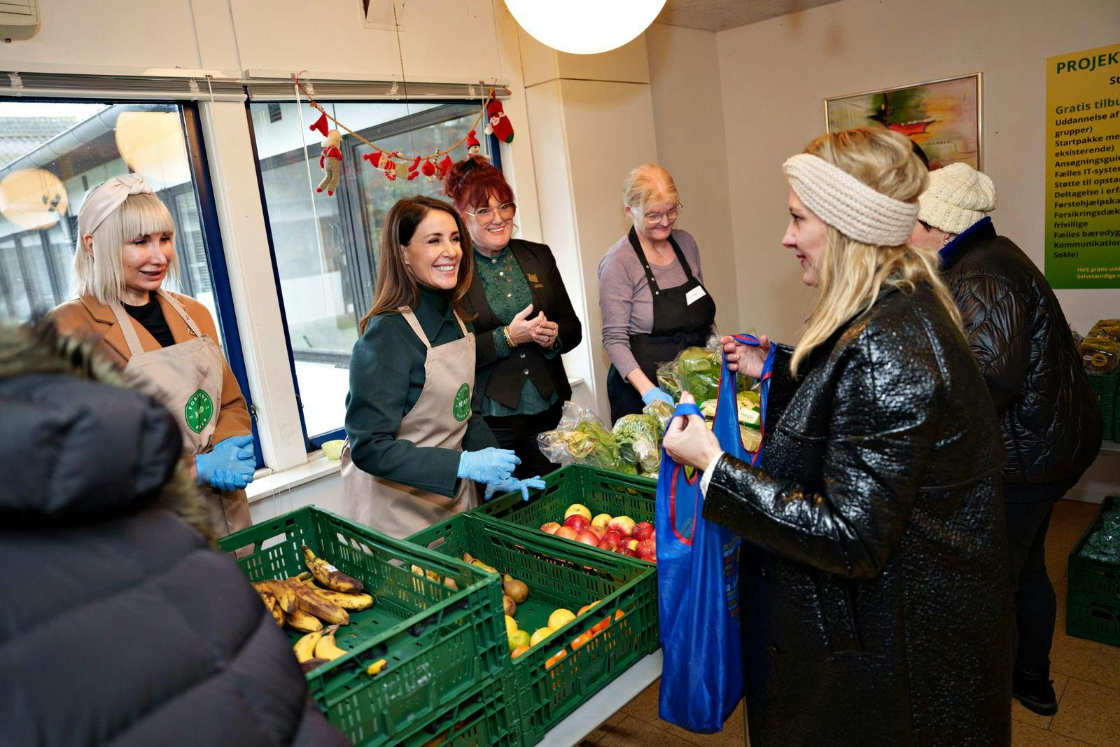 Prinsesse Marie i selskab med medarbejdere fra "Stop Spild af Mad".