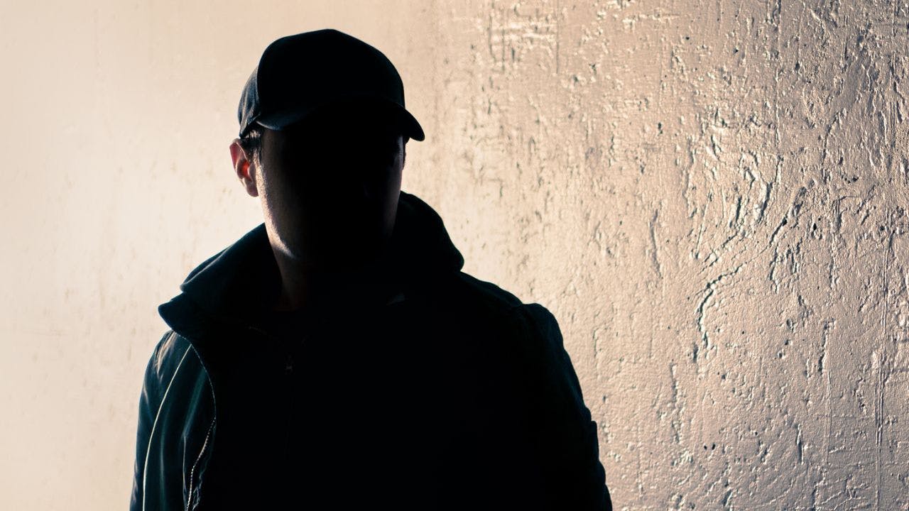 Kriminel teenager står i mørke