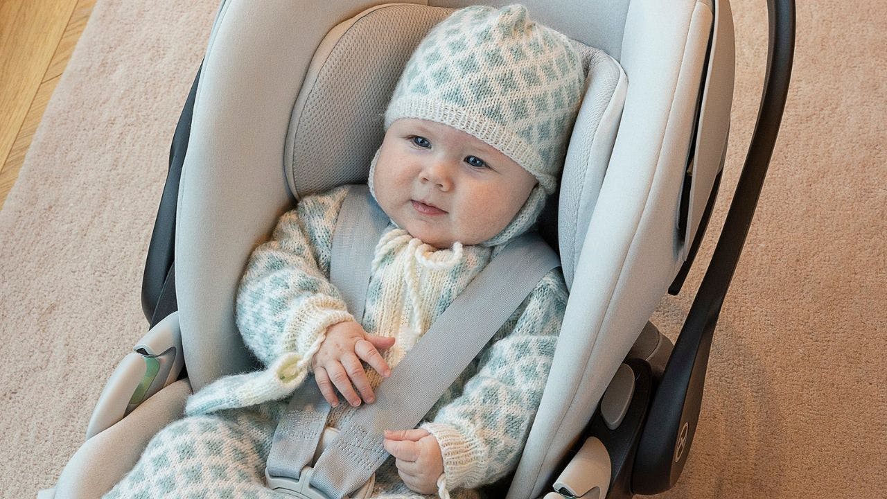 Strikkeopskrift på kørepose, hue og vanter til baby