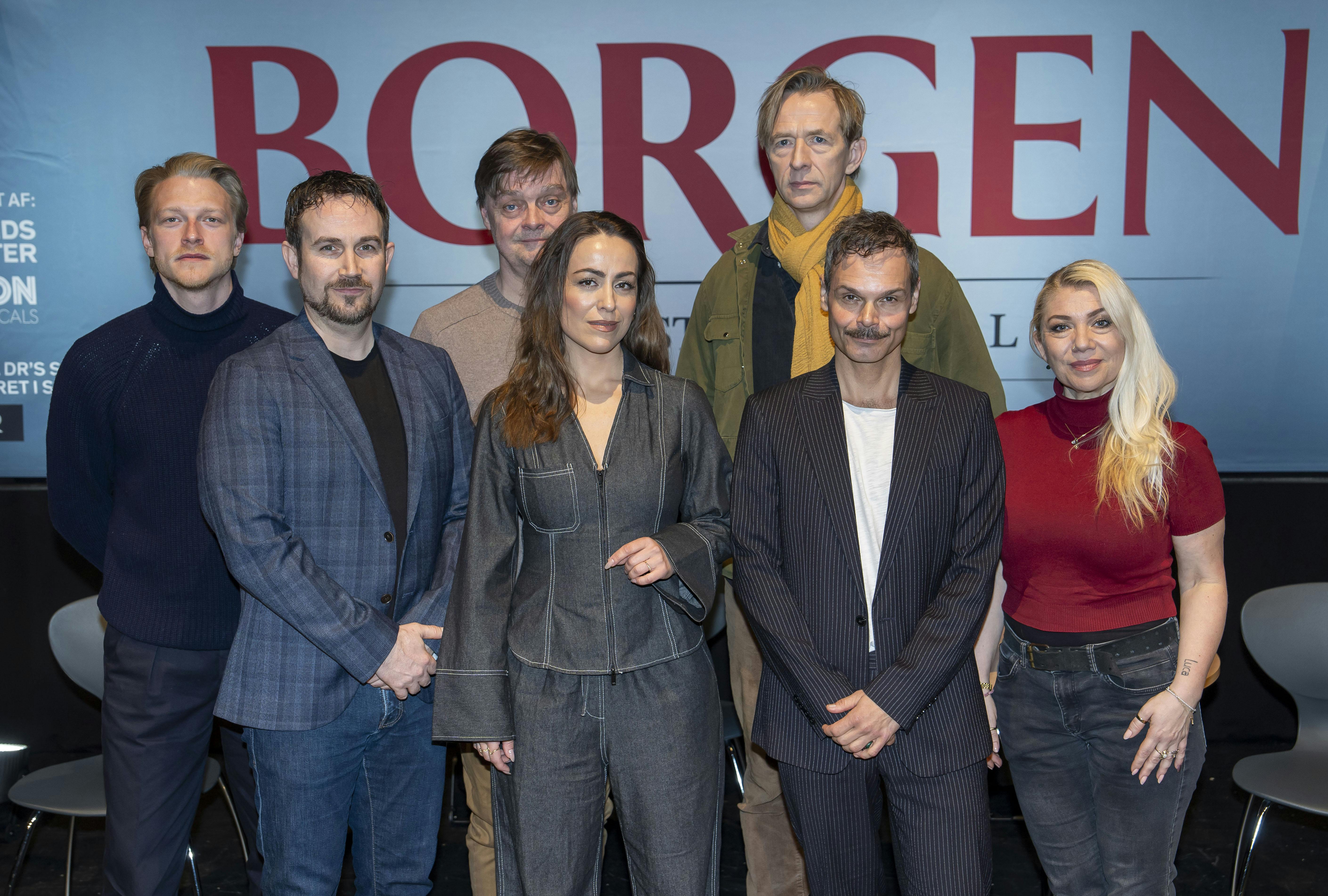 Skuespillerholdet fra musicalversionen af tv-serien "Borgen" med Maria Lucia Rosenberg i midten.