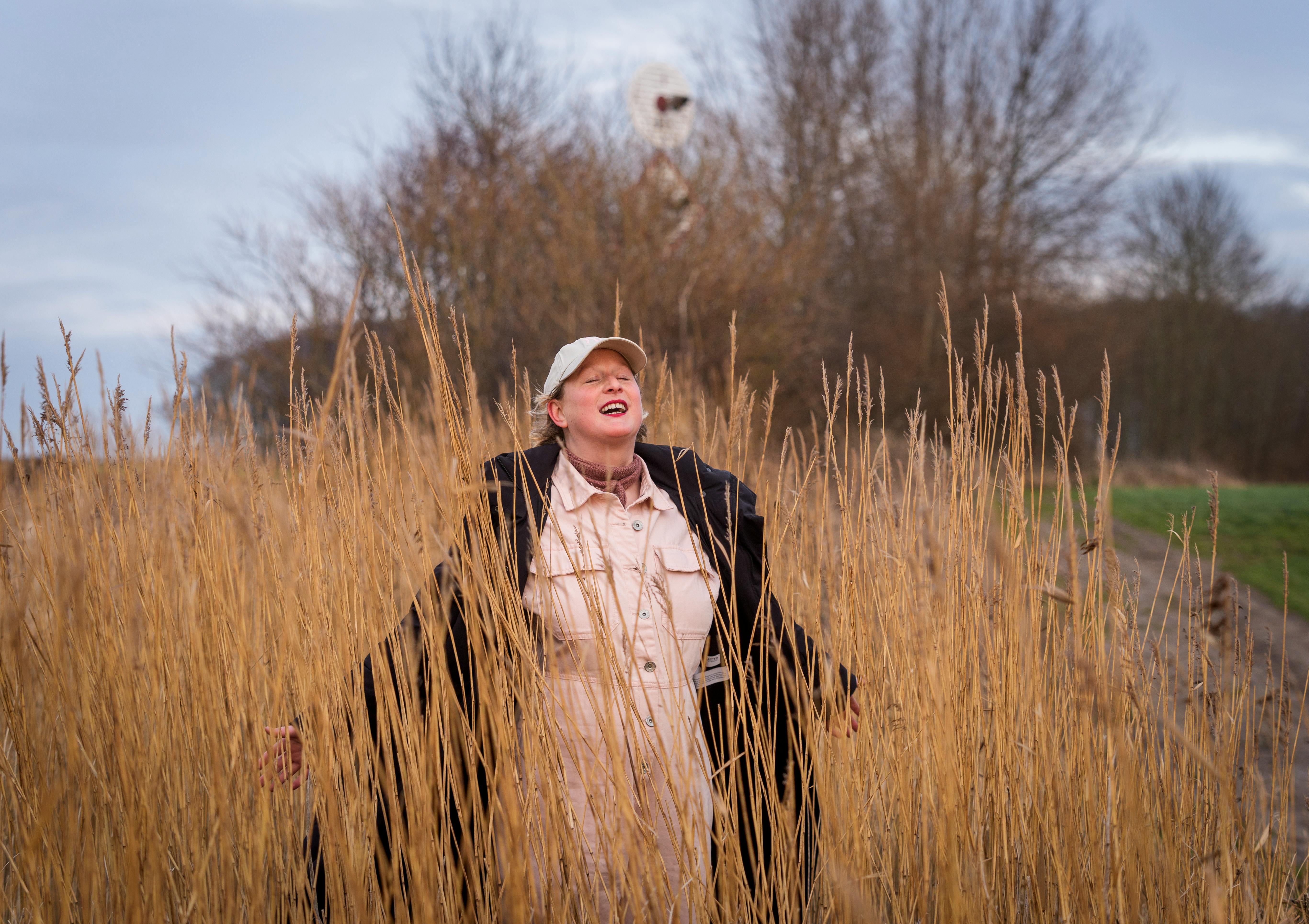 Sangerinde og sangskriver Rosita Bramsen - kendt fra "X Factor" anno 2023 - i den sydfynske natur.