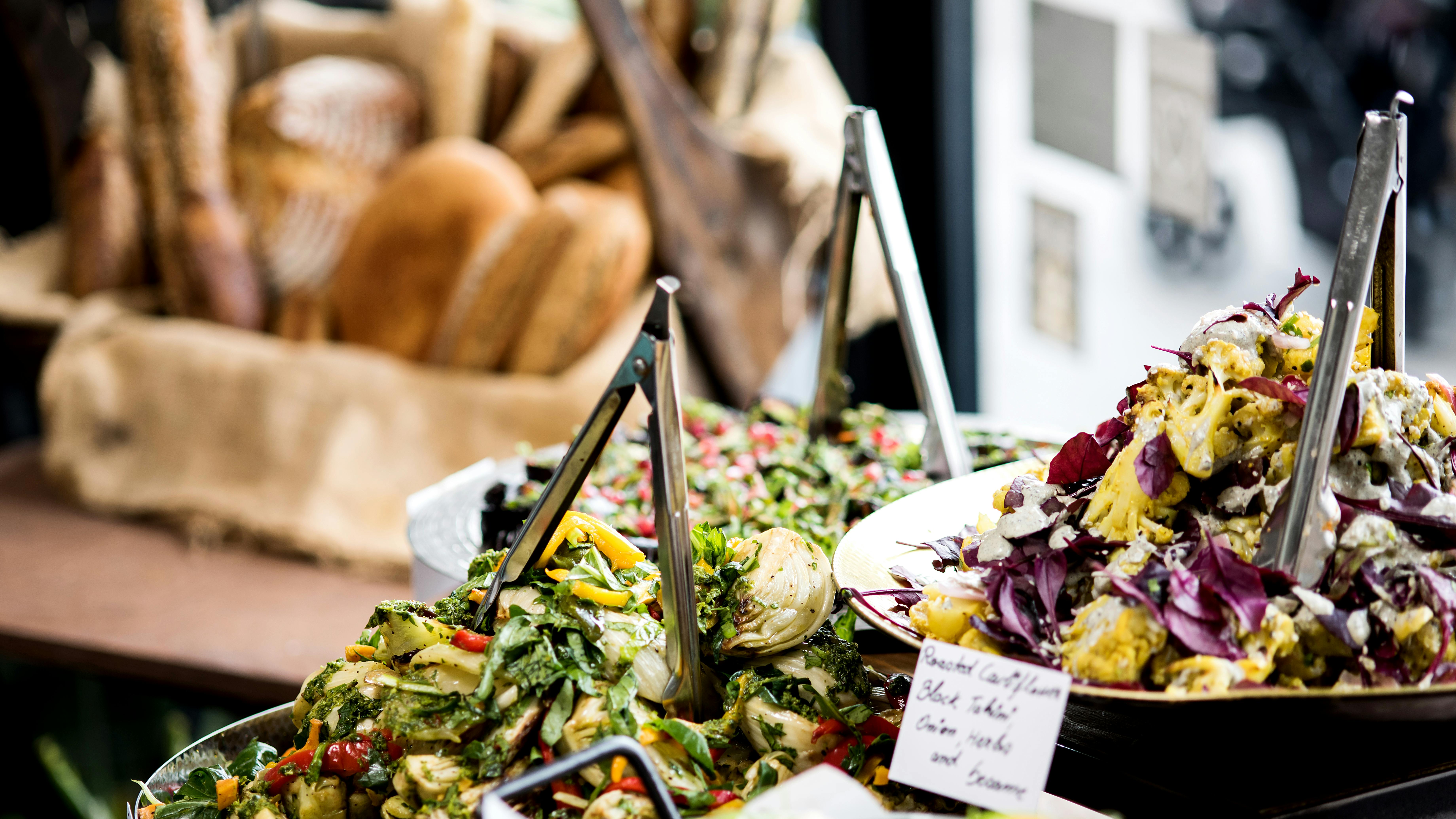 Buffet med forskellig mad