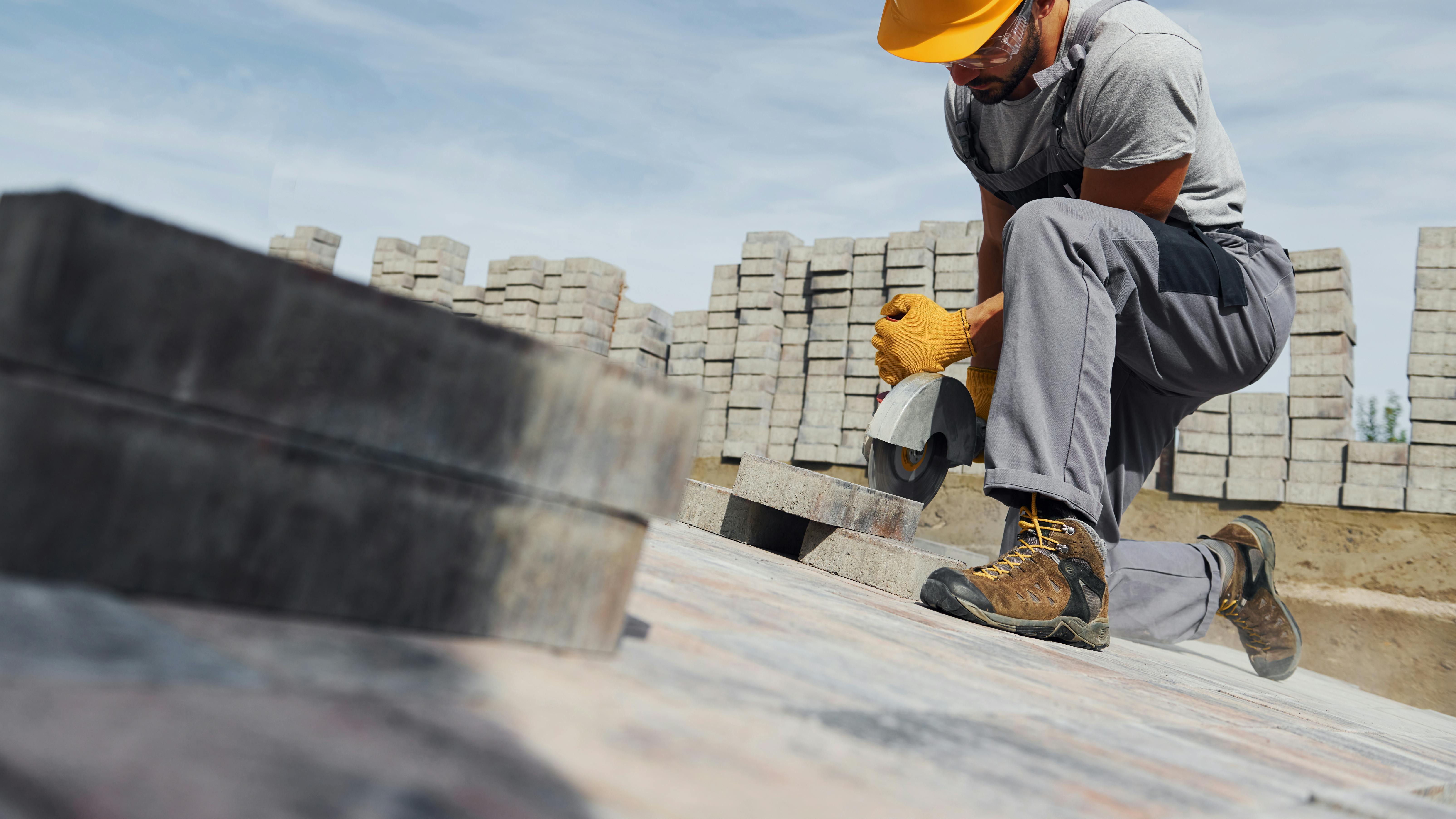 Murer med hævet fod