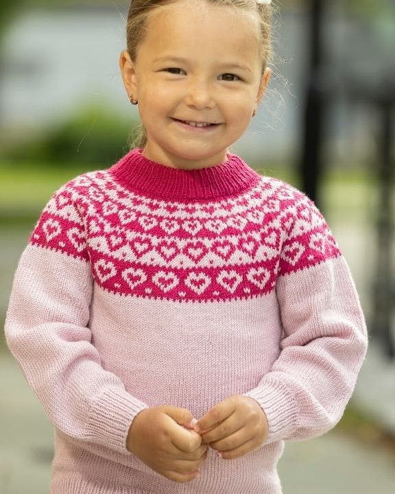 Strikkeopskrift på lyserød sweater med hjerter