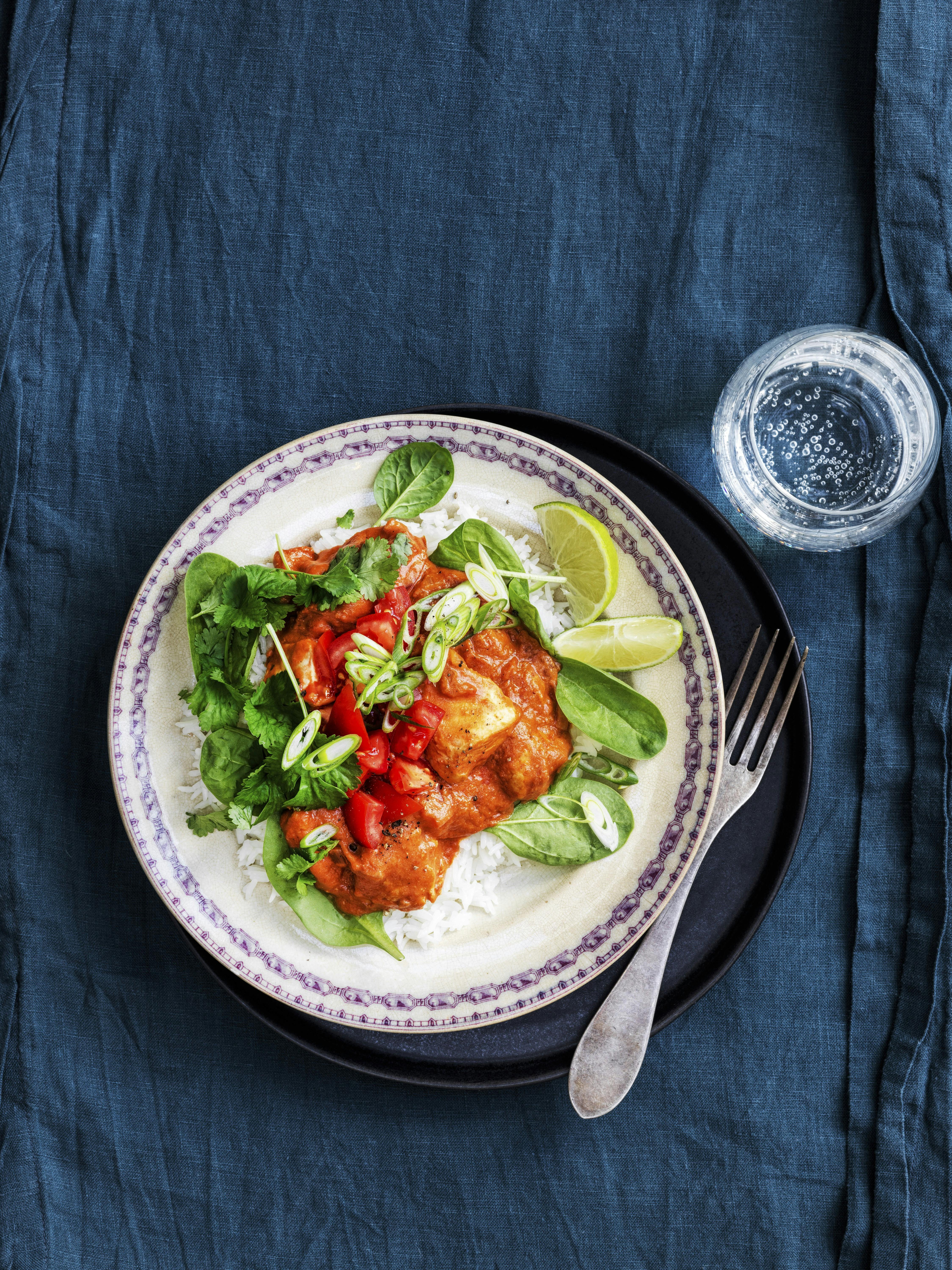 Kylling i peanutsauce med ris, forårsløg og tomater