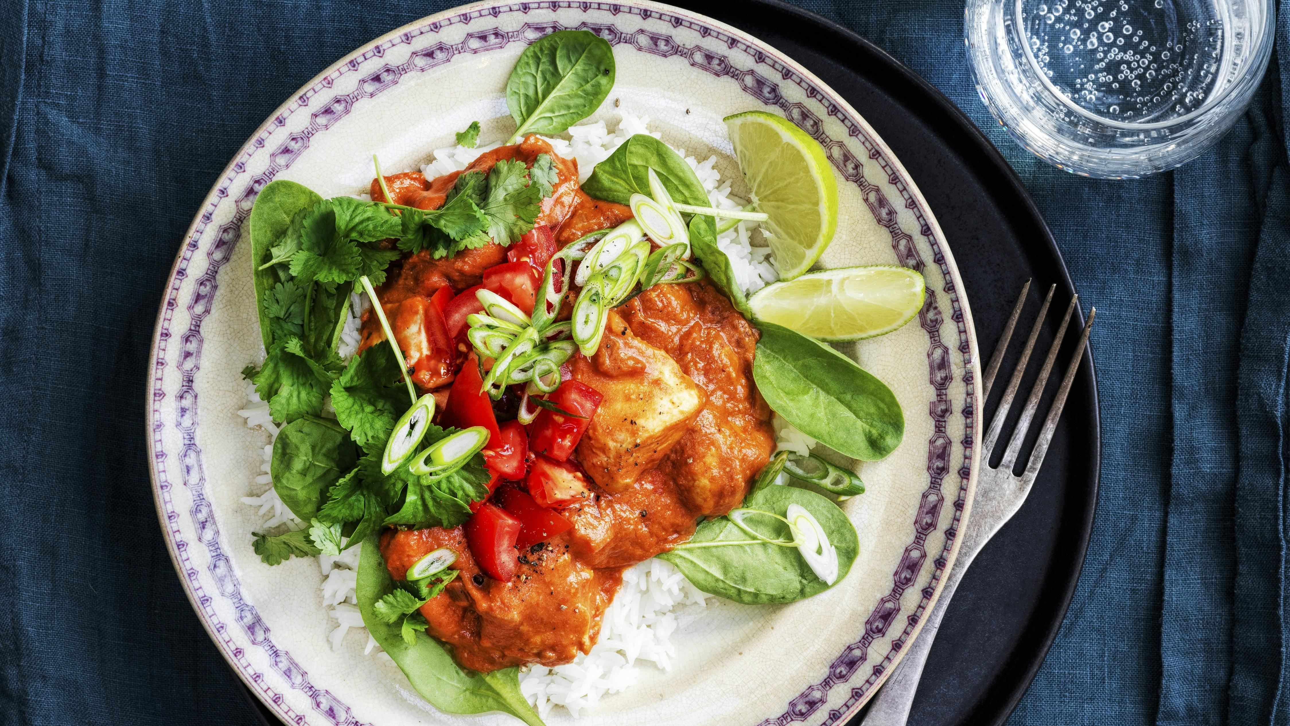 Kylling i peanutsauce med ris, forårsløg og tomater