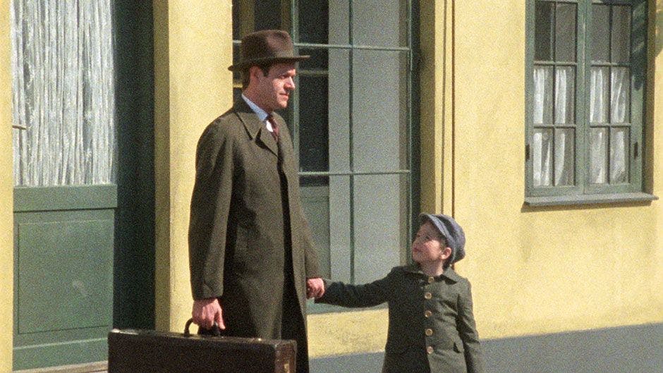 Mads Skjern, der står med lille Daniel i hånden. 