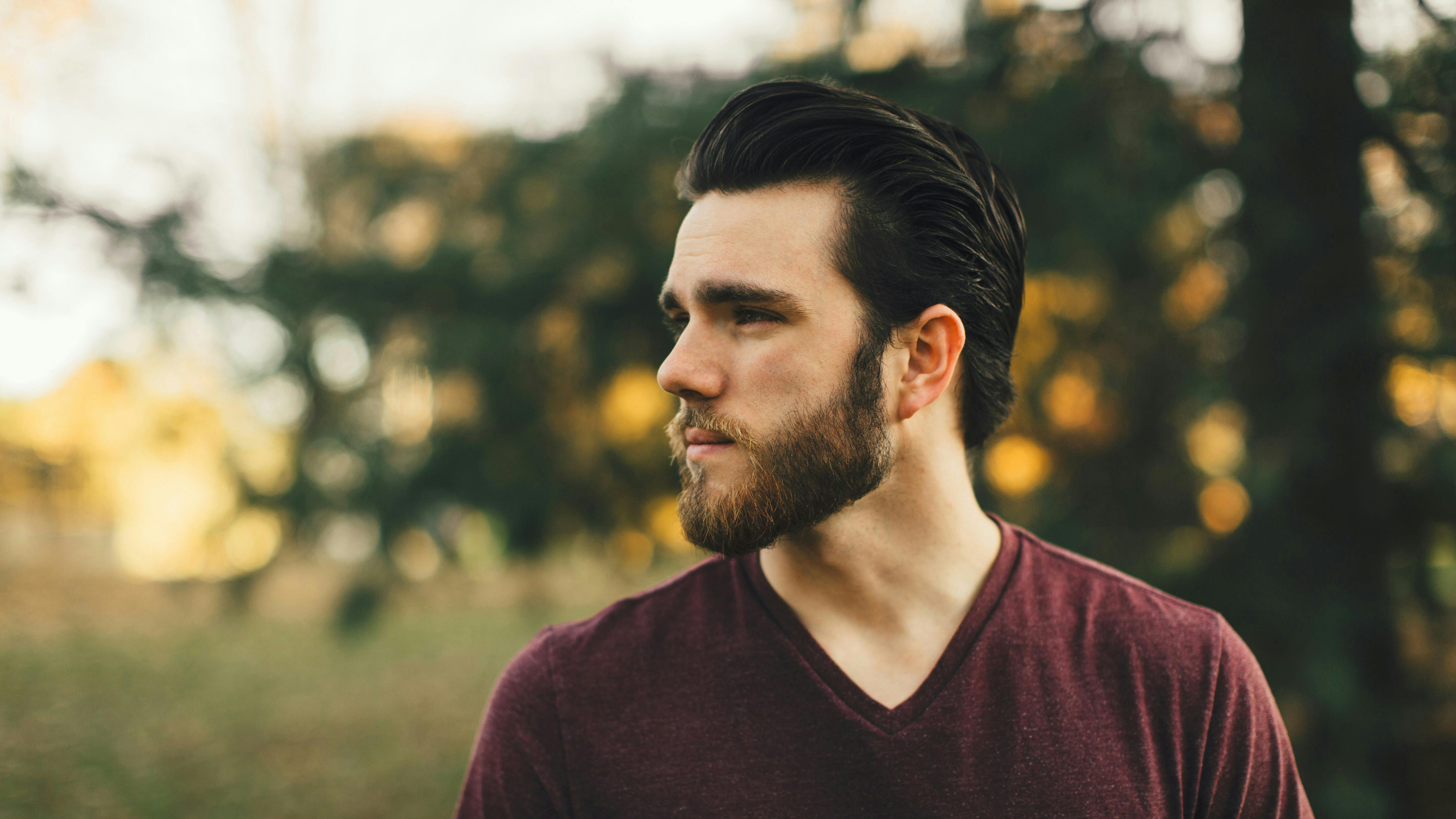 En mand, der kigger til siden