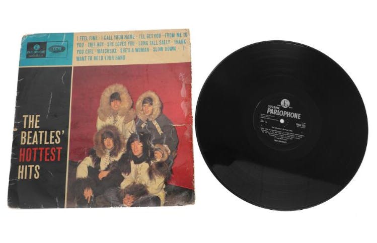 Et single-pladecover med The Beatles og en singleplade.