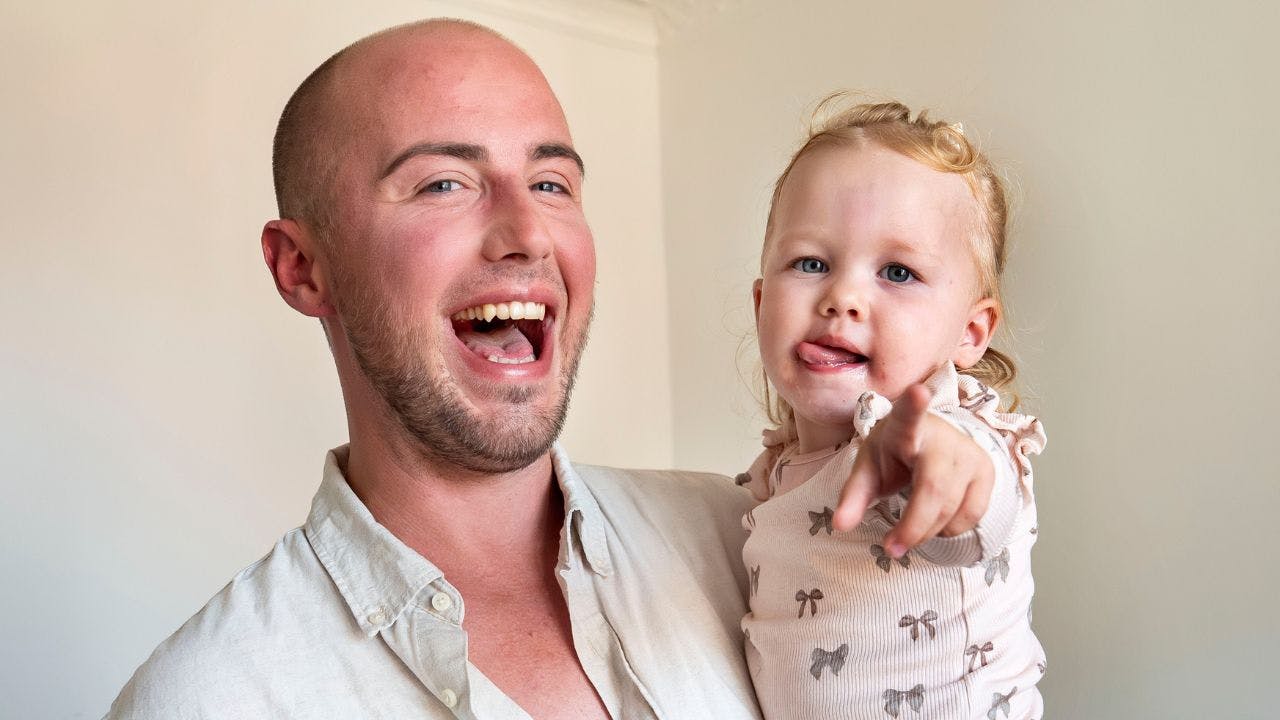 Solofar Andreas med sin datter Astrid på armen