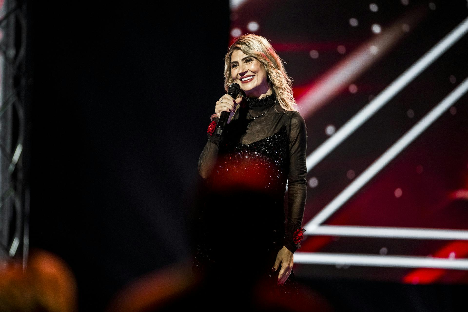 Rumænskfødte Elena leverer i 6 chair challenge i "X Factor" anno 2026 en personlig blanding af spansk sang og disco, men kommer ikke videre i konkurrencen.