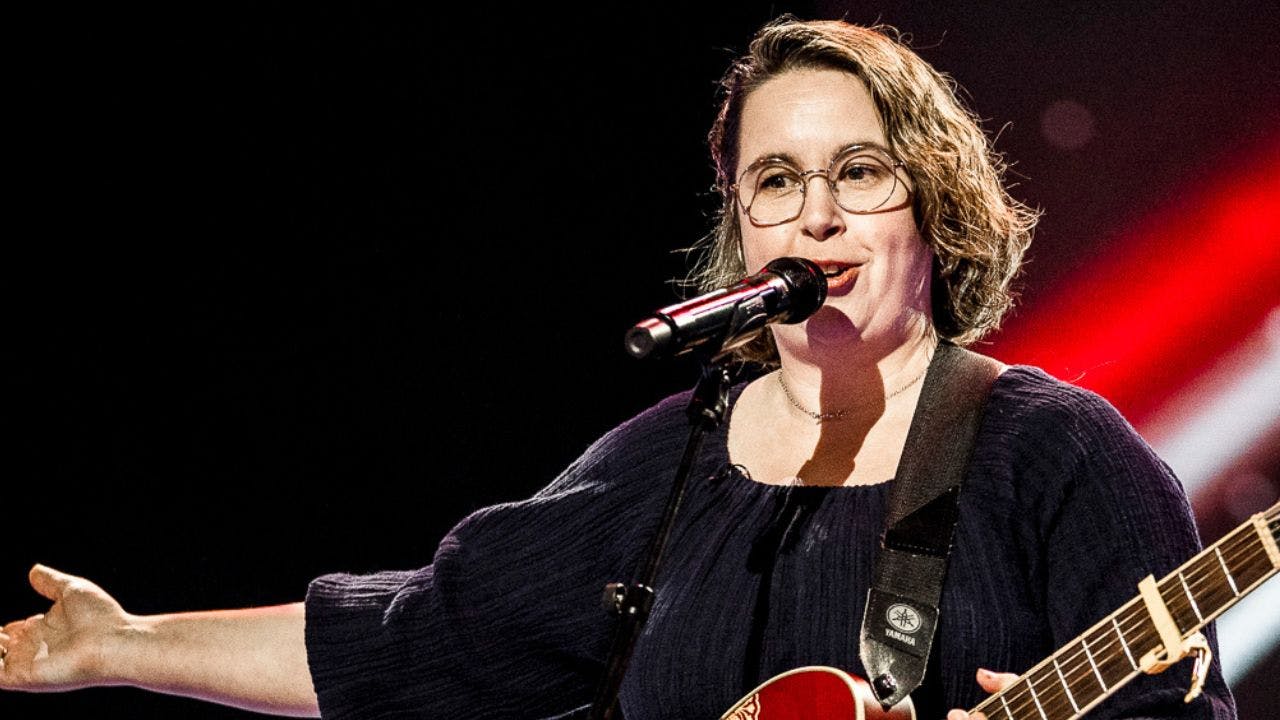 Svenskfødte Emelie spiller sig videre fra 6 chair challenge i kategorien for solister over 23, 2026.