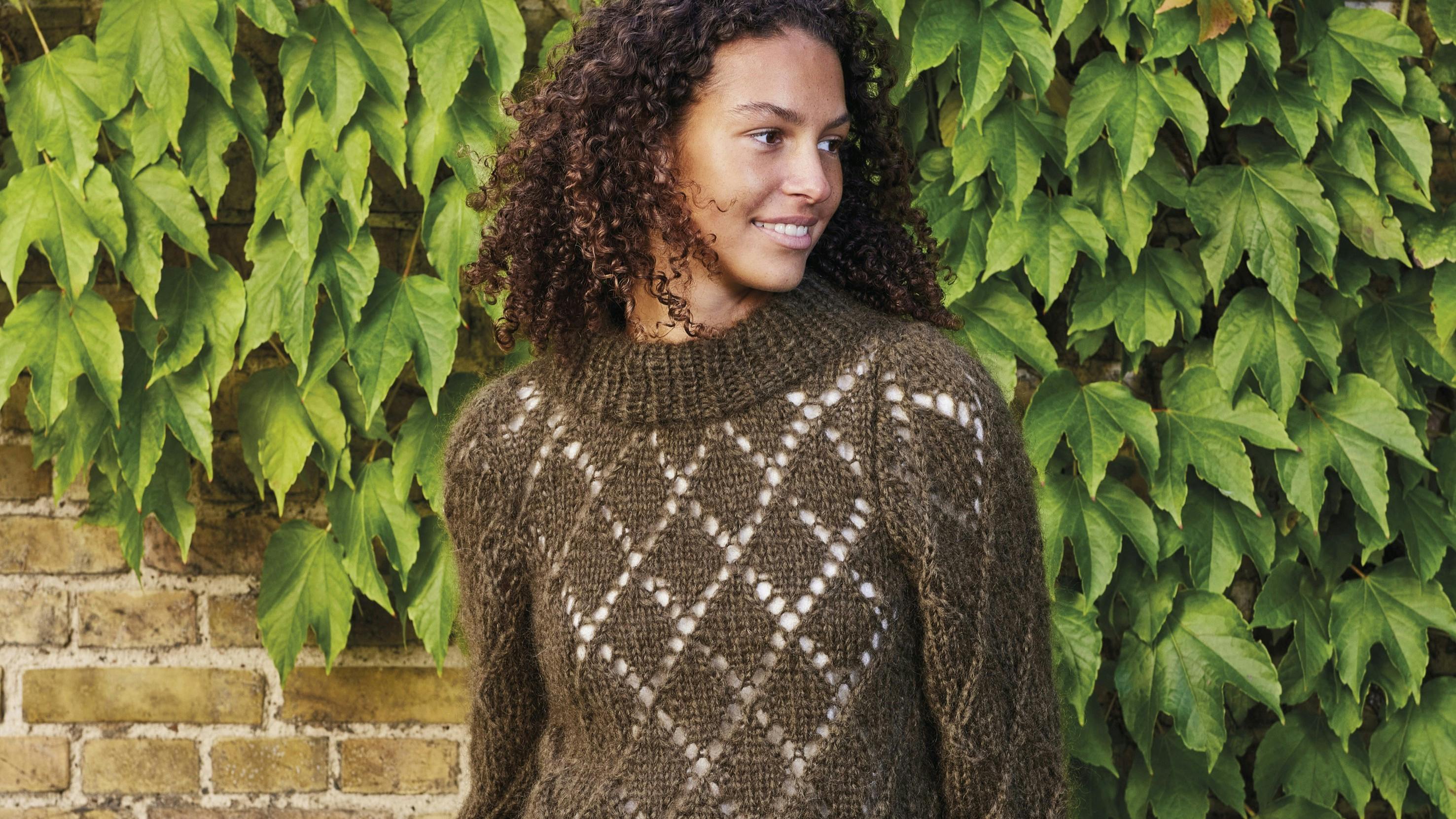 Strikkeopskrift på sweater med hulmønster i uld