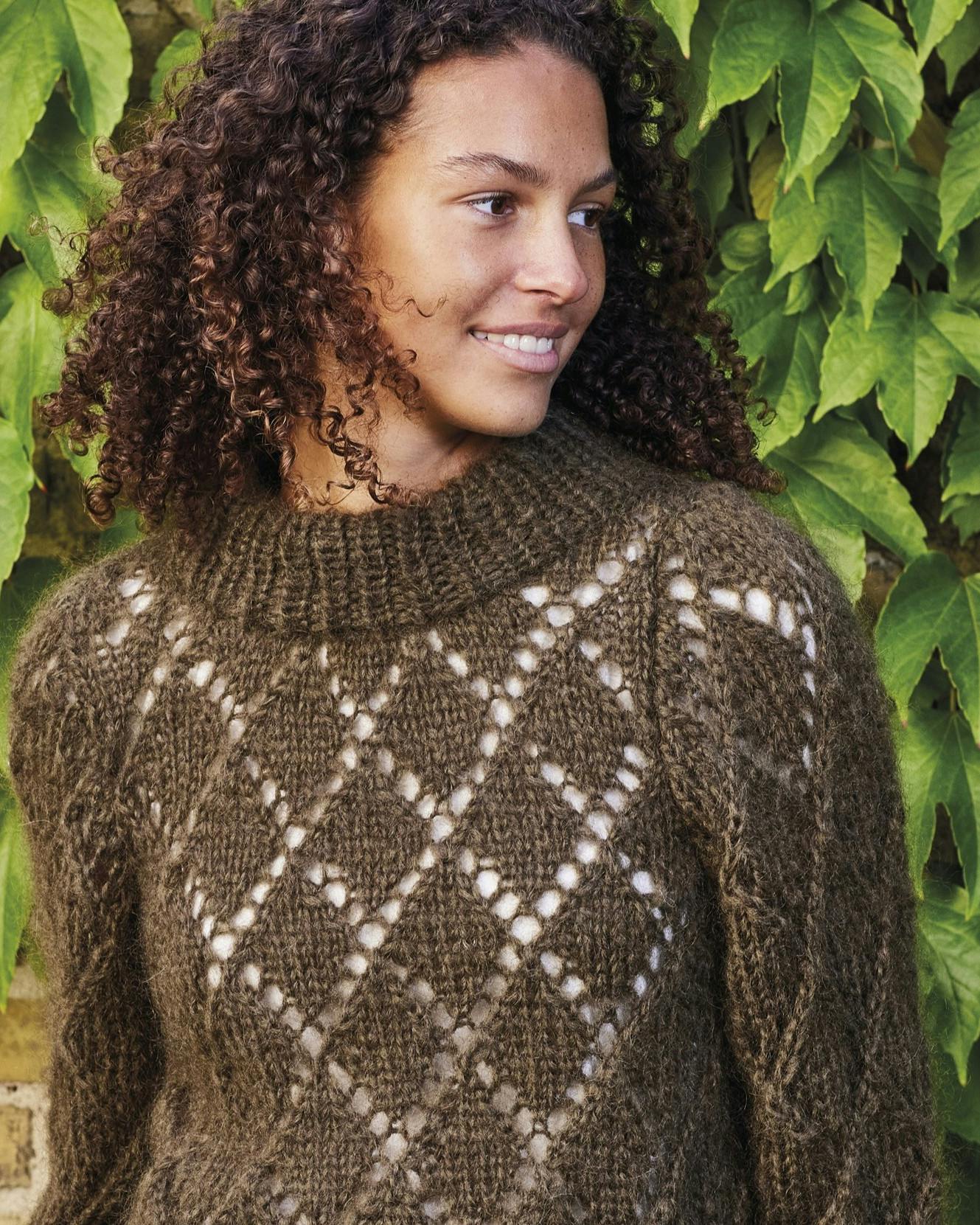 Strikkeopskrift på sweater med hulmønster i uld