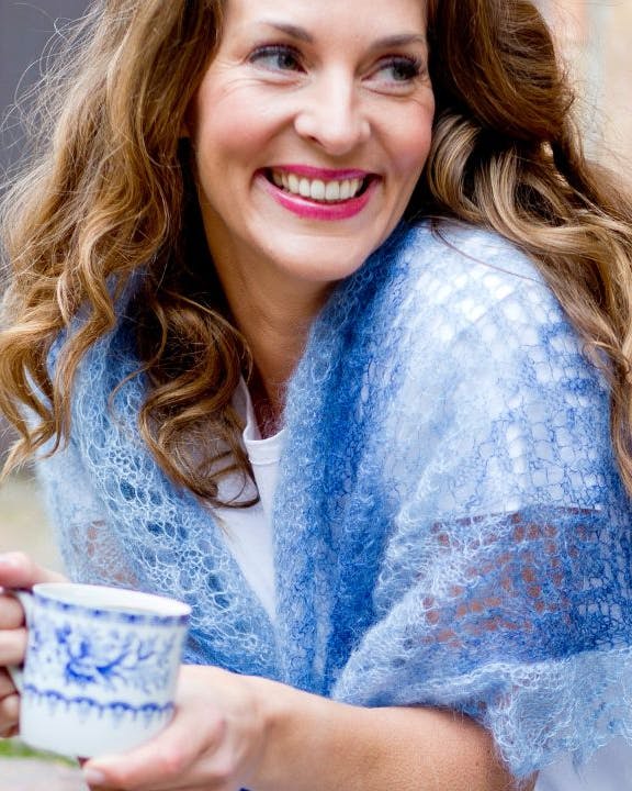 Strikkeopskrift på flot lyseblåt sjal